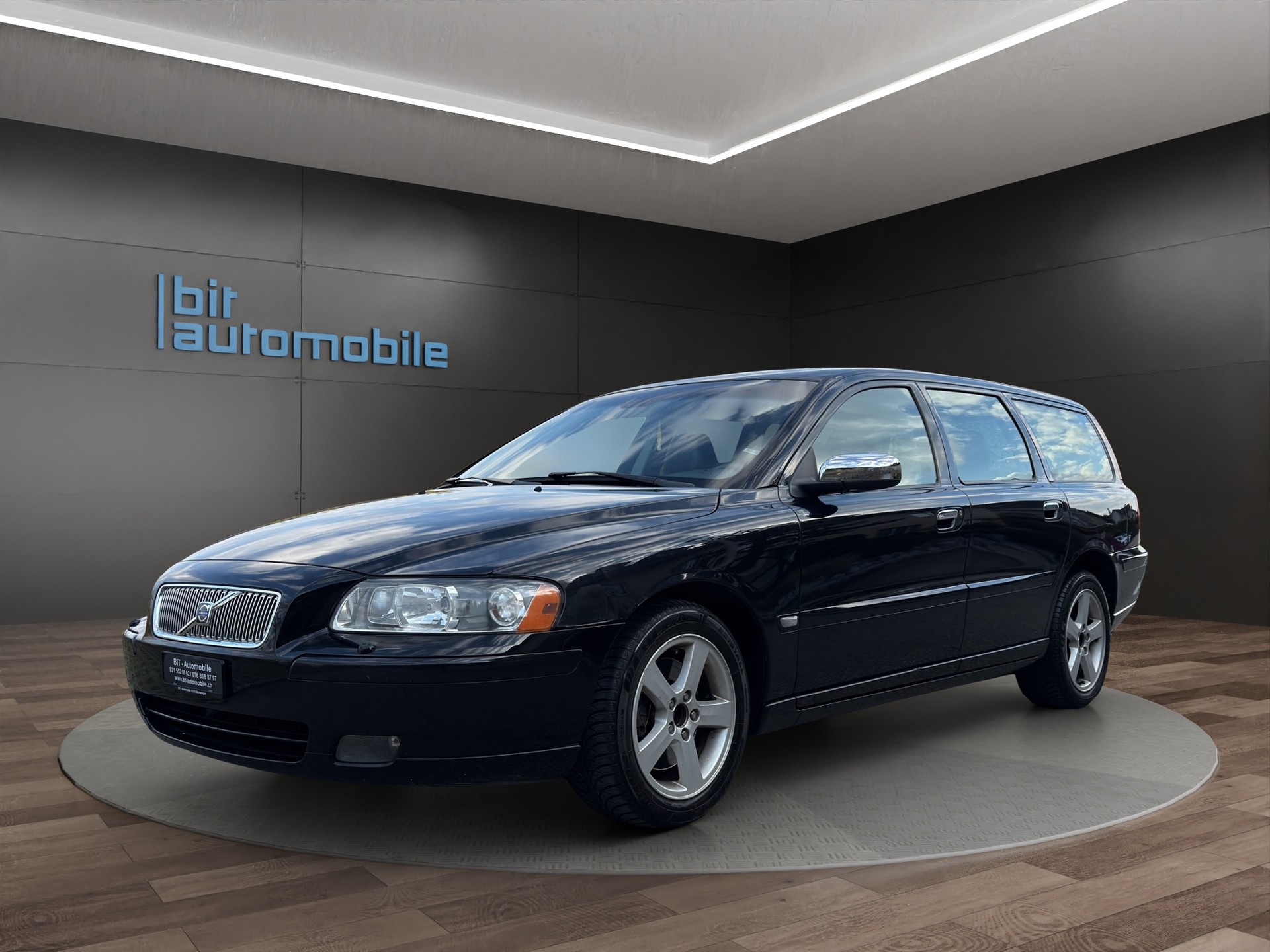 VOLVO V70 2.5T Momentum-image-0