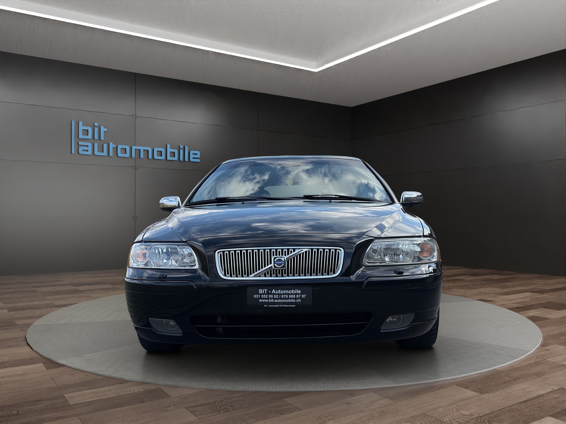 VOLVO V70 2.5T Momentum-image-1