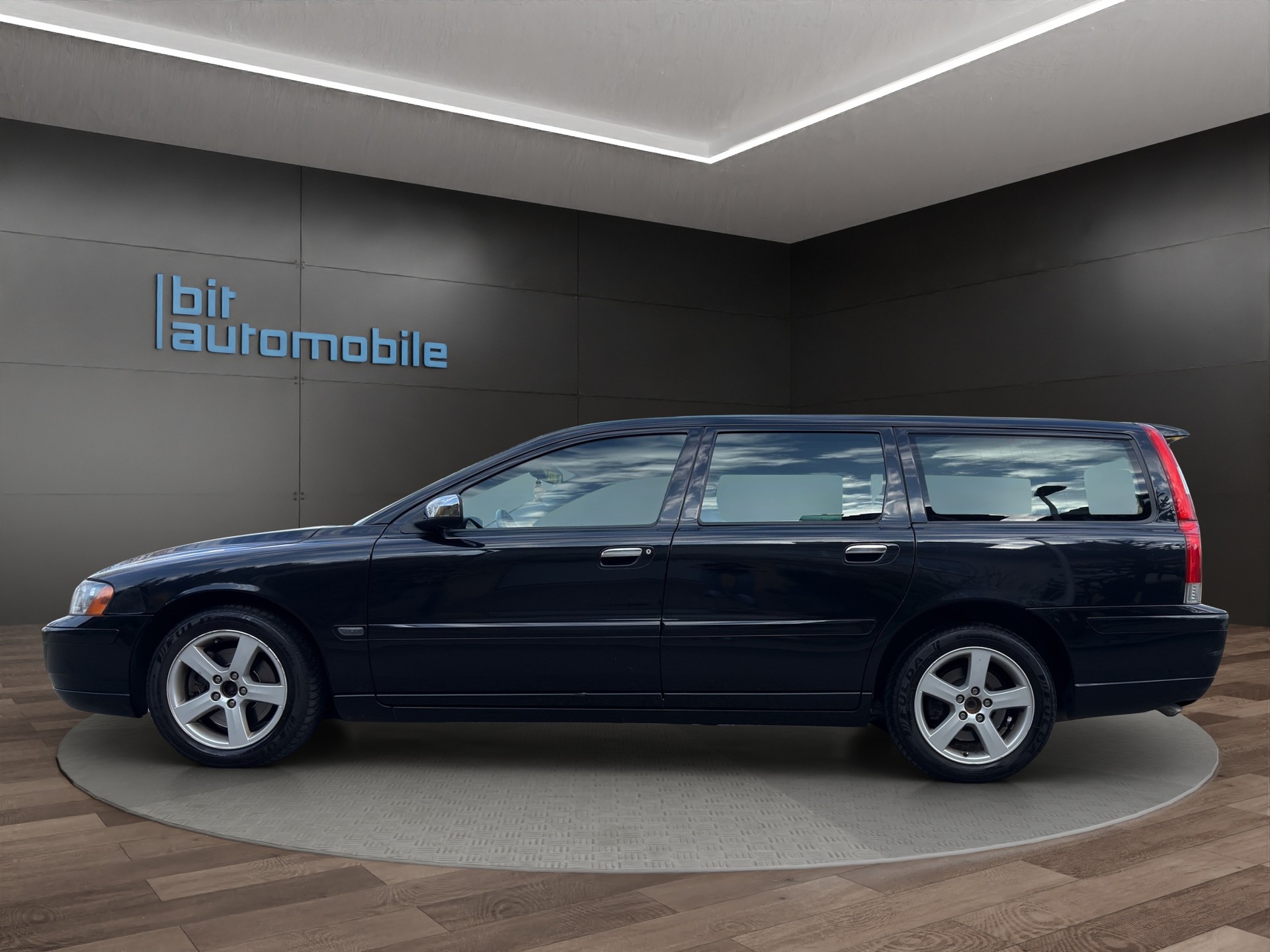 VOLVO V70 2.5T Momentum-image-2