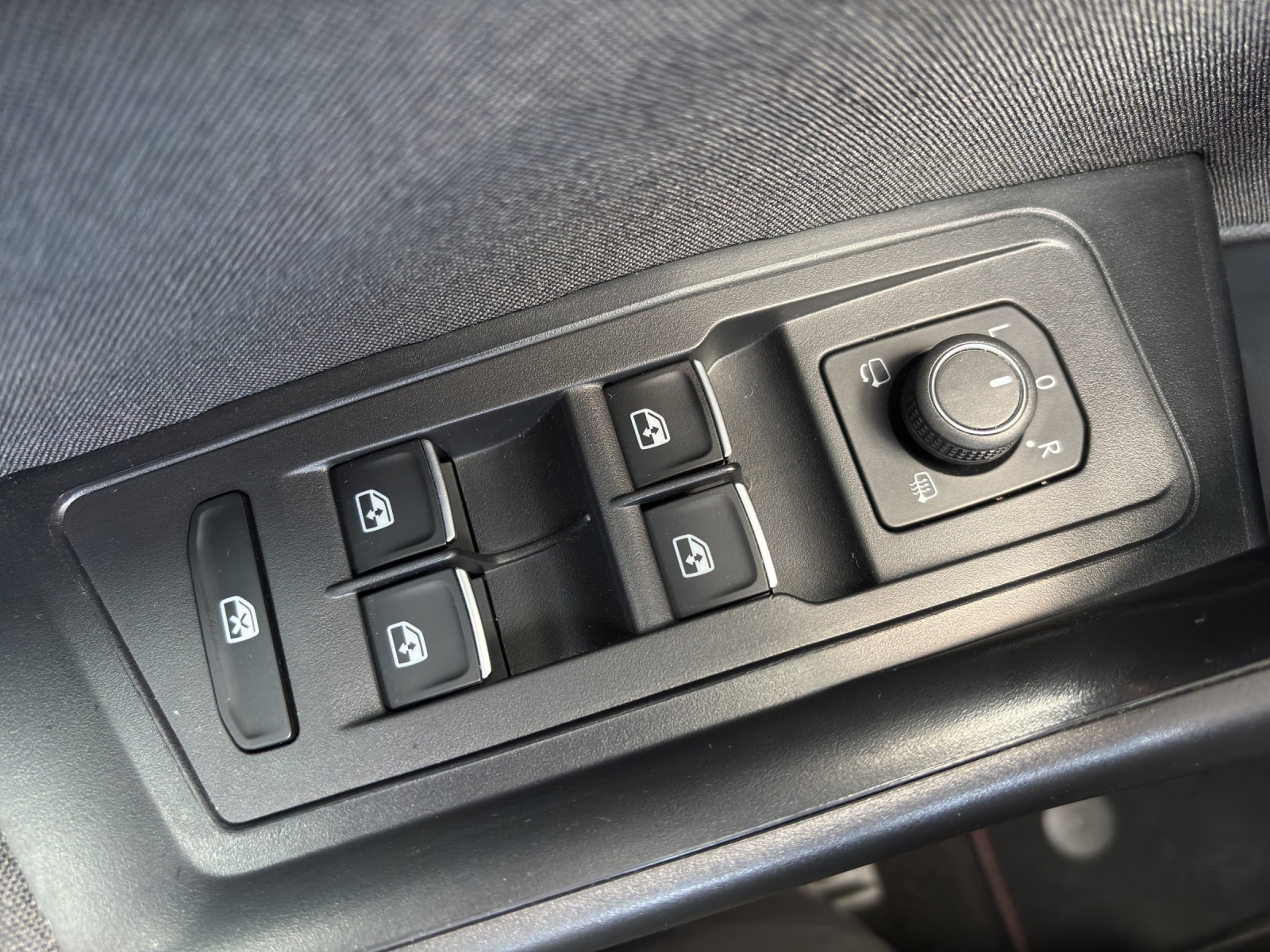 VW T-Roc 2.0 TSI Sport DSG 4Motion mit Anhängevorrichtung, DAB+ & Winterräder-image-28