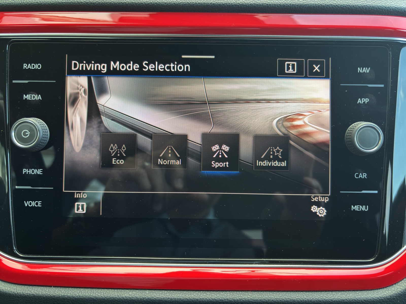 VW T-Roc 2.0 TSI Sport DSG 4Motion mit Anhängevorrichtung, DAB+ & Winterräder-image-23