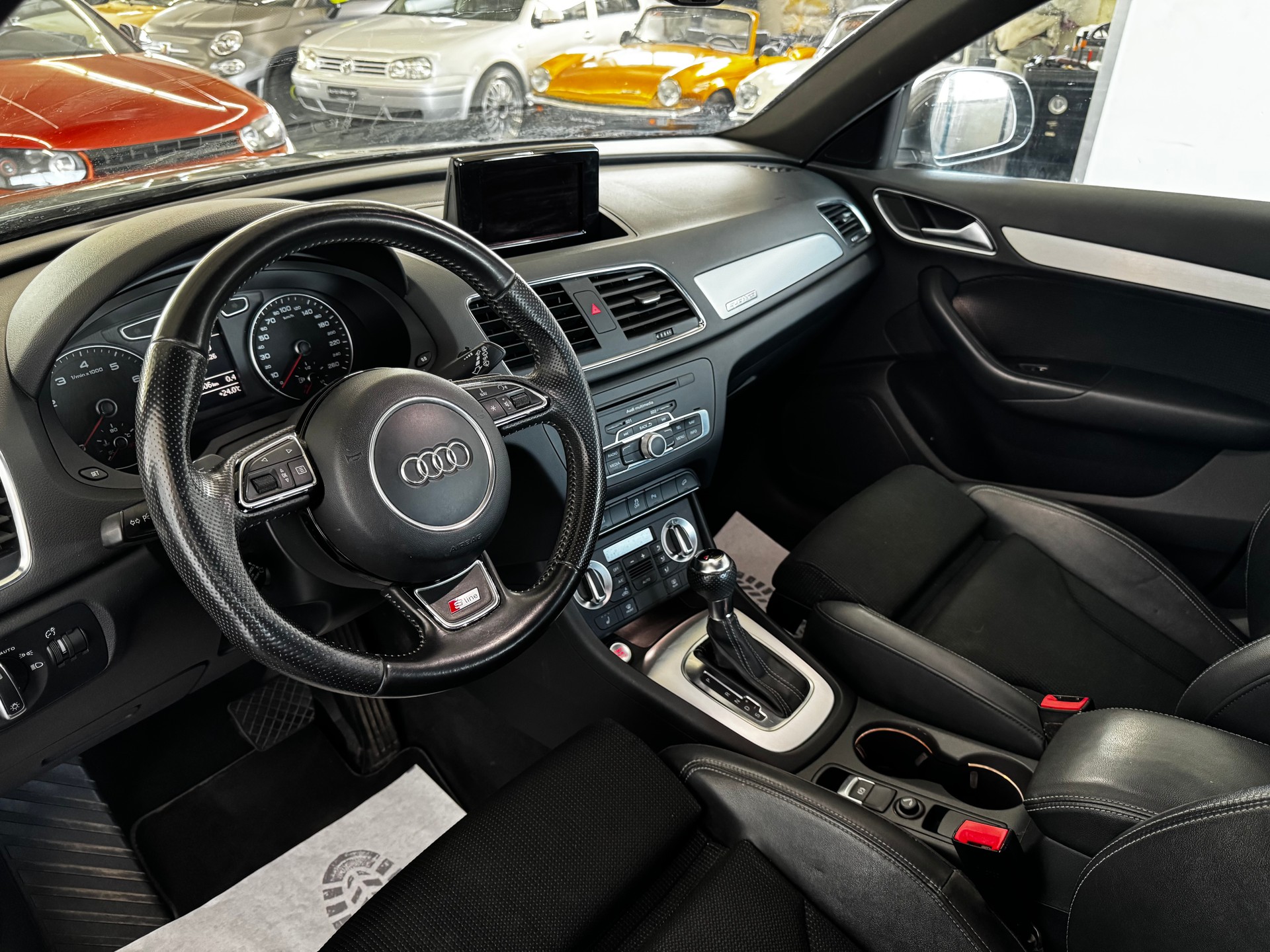 AUDI Q3 2.0 TFSI quattro S-tronic-image-12