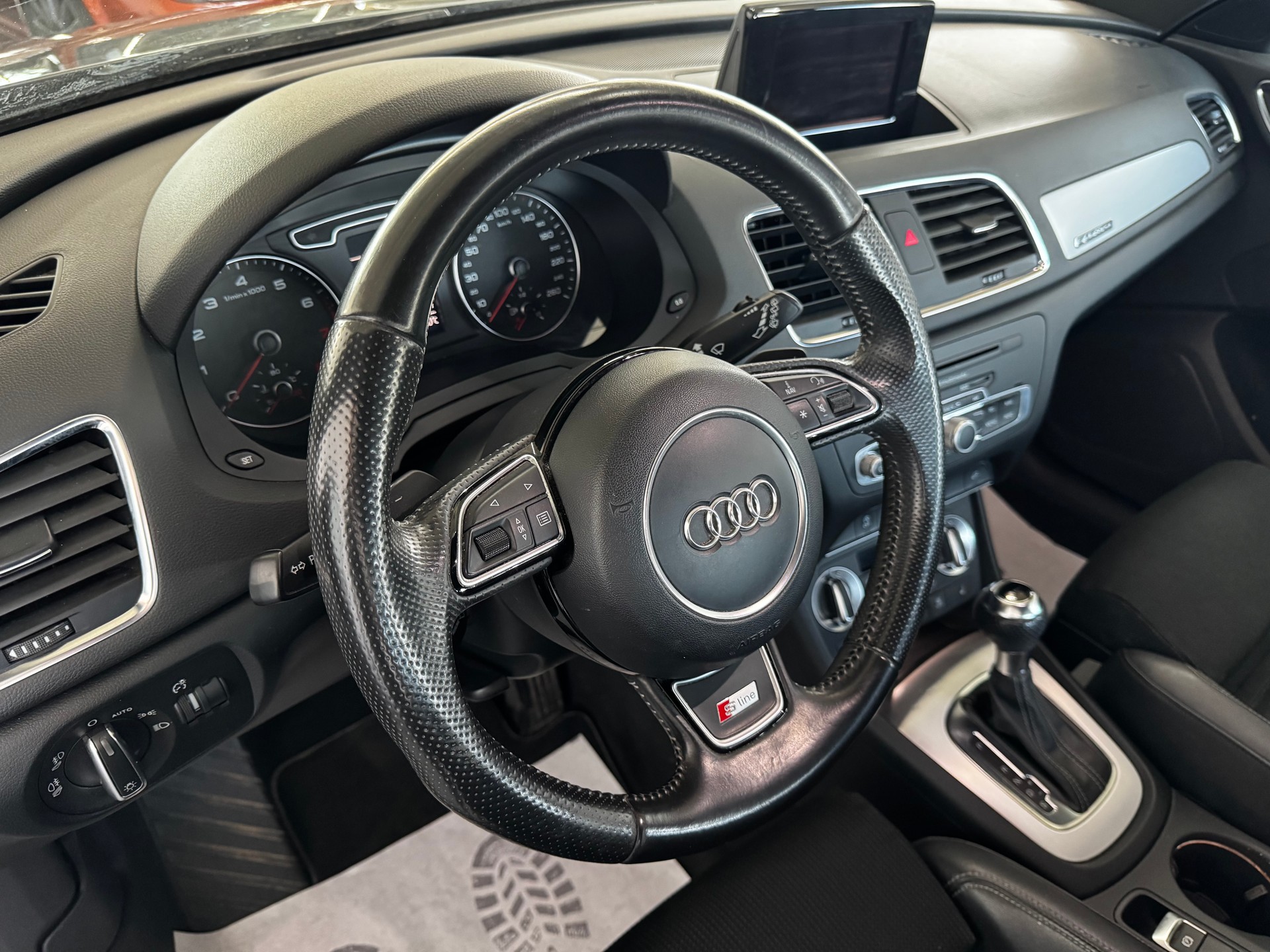 AUDI Q3 2.0 TFSI quattro S-tronic-image-11