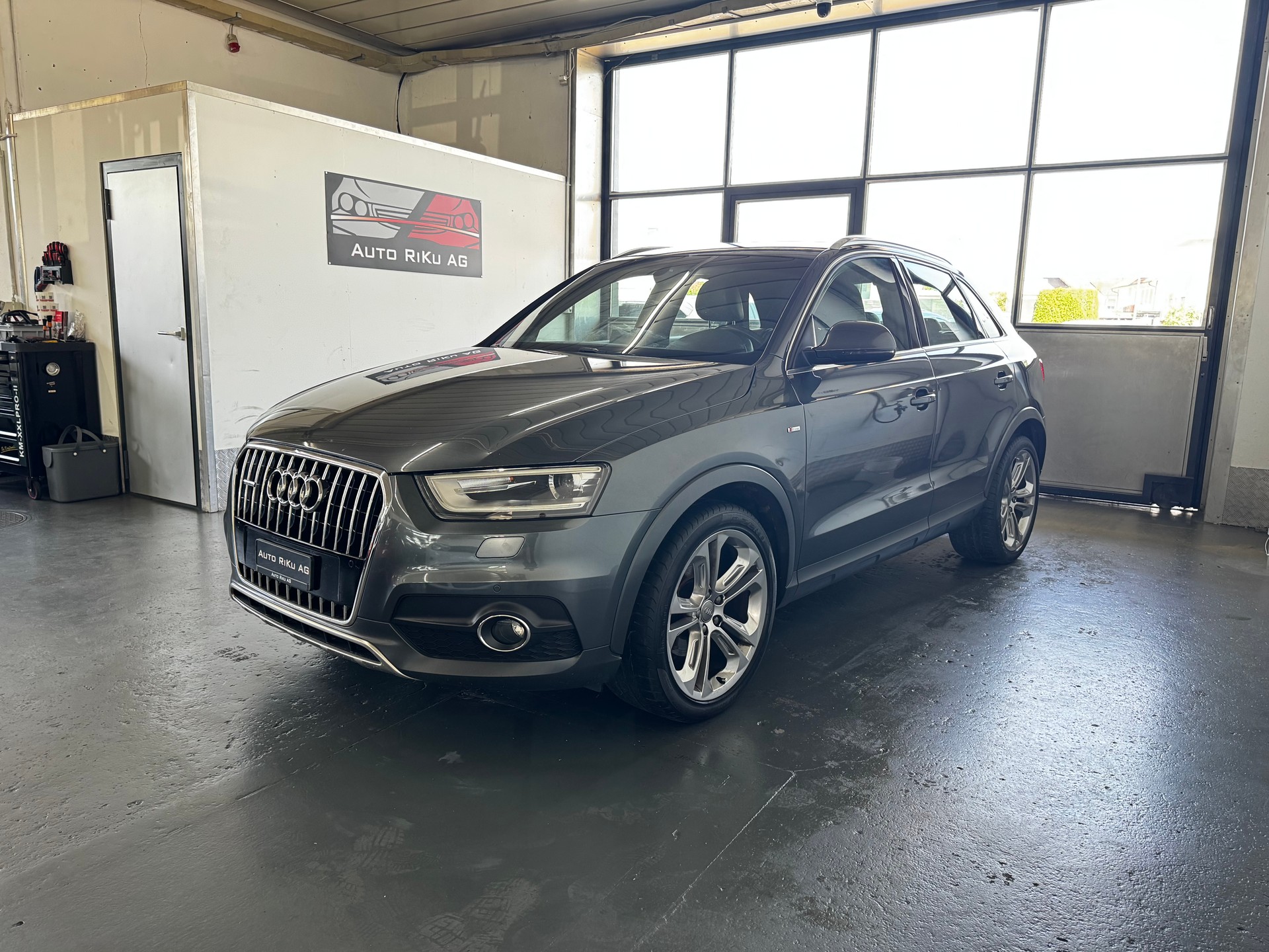 AUDI Q3 2.0 TFSI quattro S-tronic-image-4