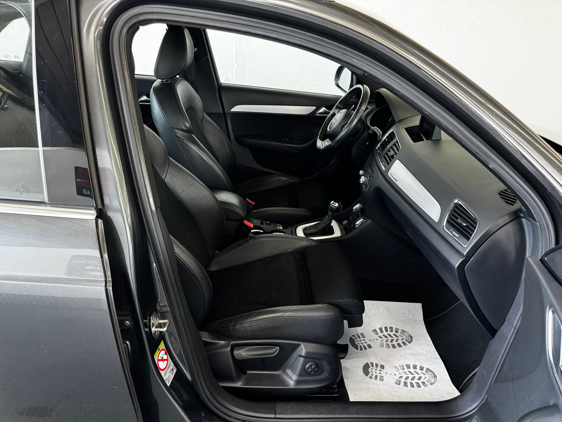 AUDI Q3 2.0 TFSI quattro S-tronic-image-17