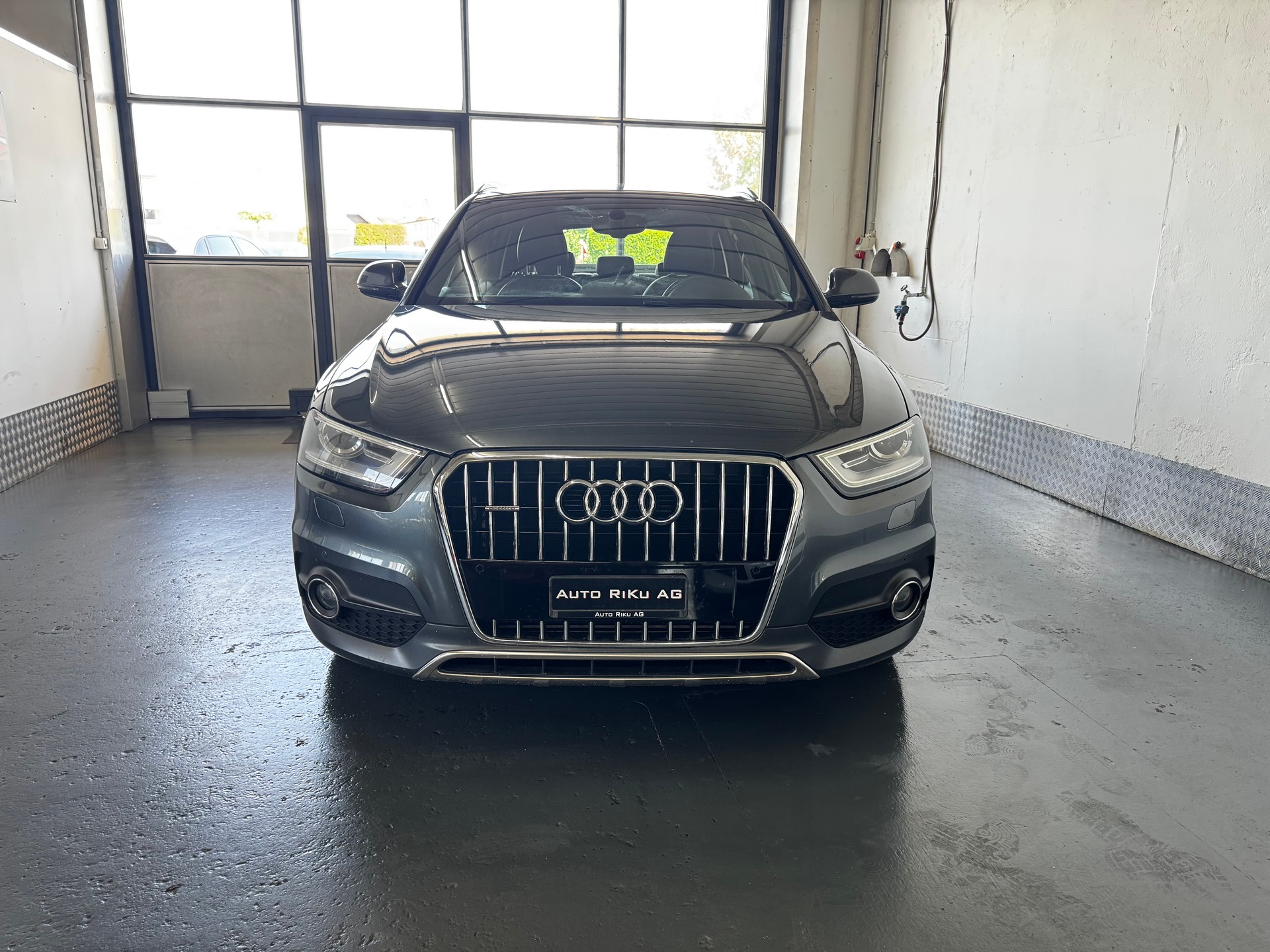 AUDI Q3 2.0 TFSI quattro S-tronic-showroom-element-2