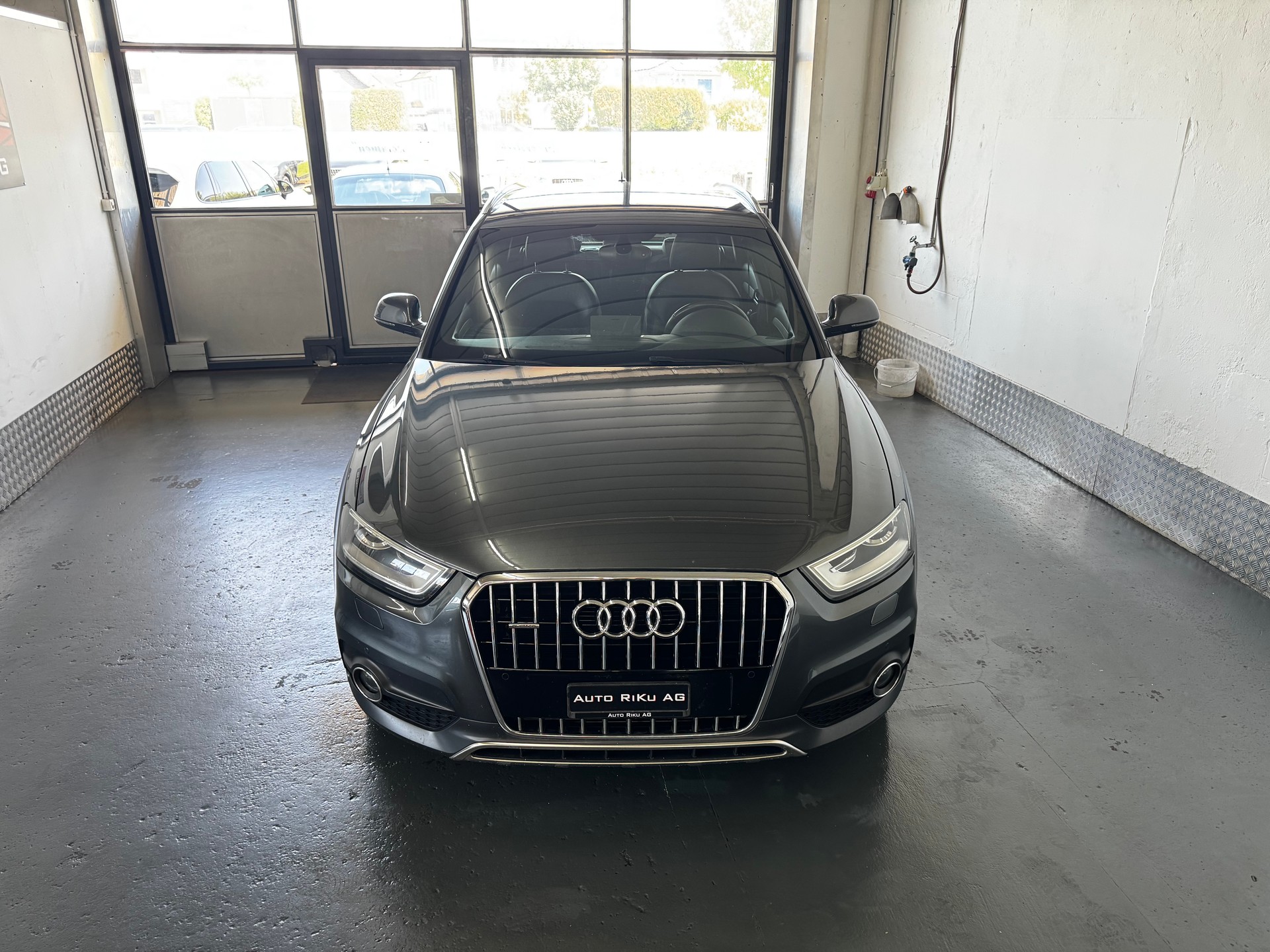 AUDI Q3 2.0 TFSI quattro S-tronic-showroom-element-3