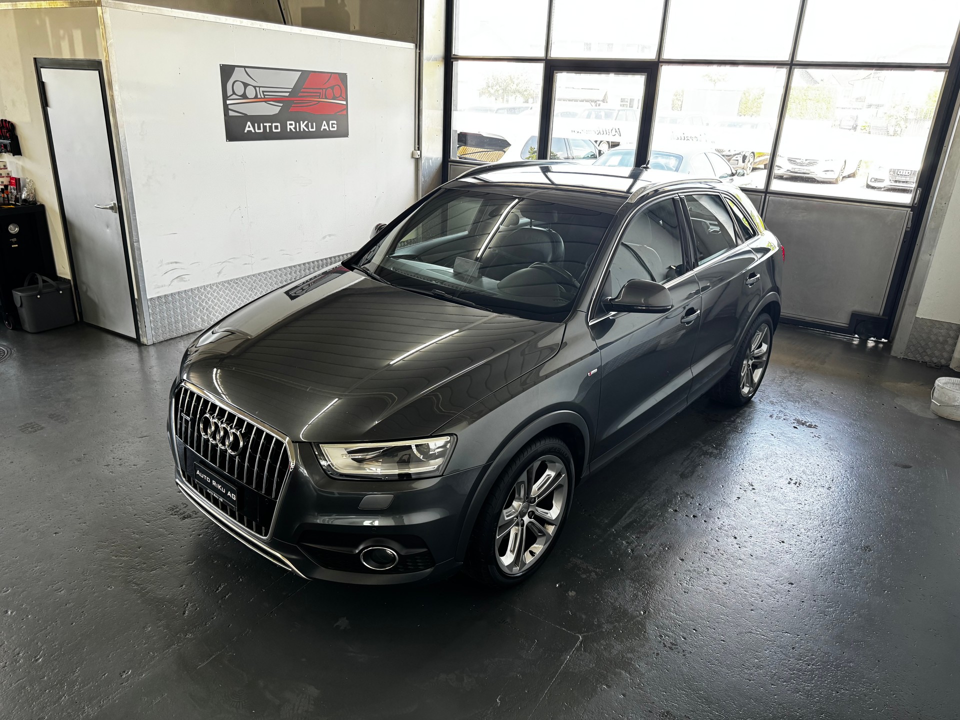 AUDI Q3 2.0 TFSI quattro S-tronic-image-5