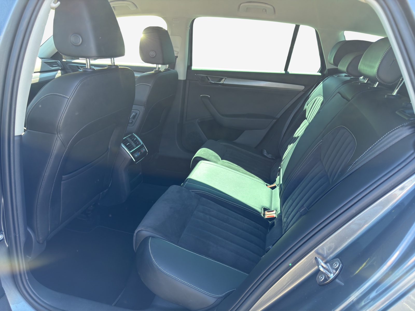 SKODA Superb Combi 2.0 TDi Style 4x4 DSG-image-11