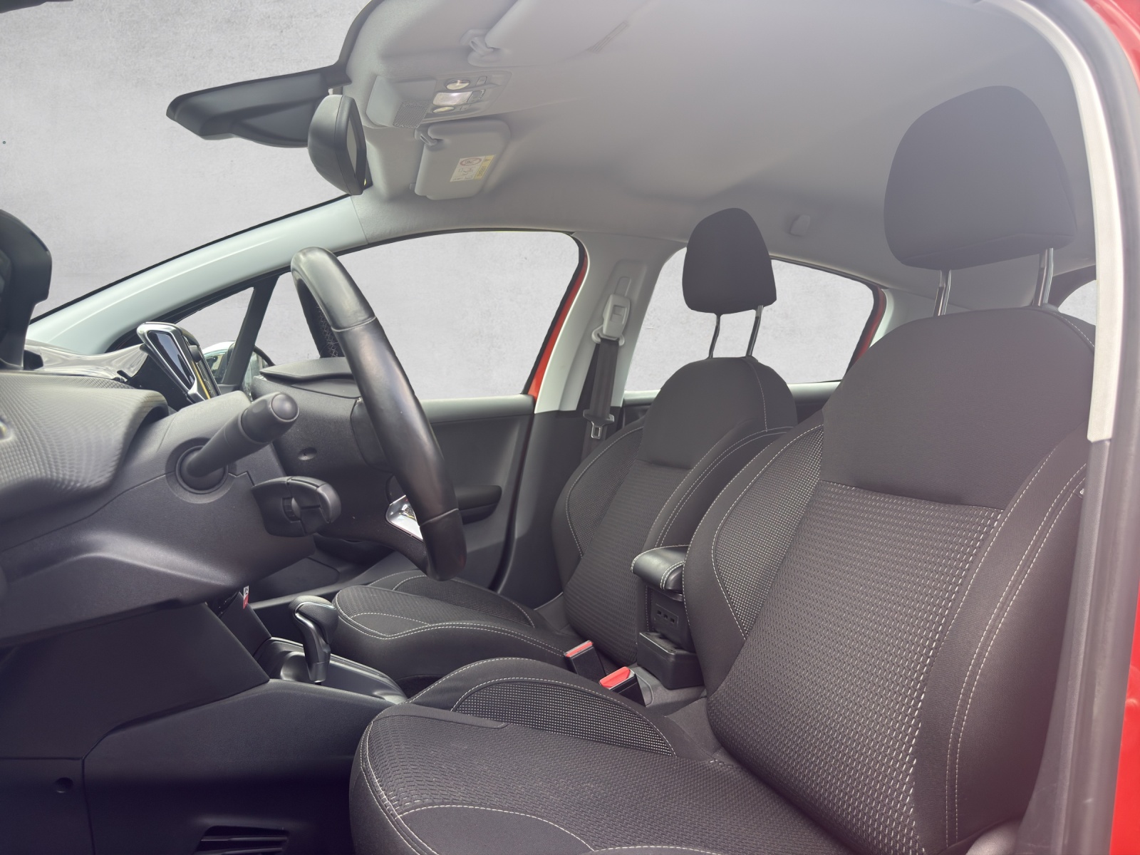 PEUGEOT 208 1.2 PureTech Allure EAT6-image-8