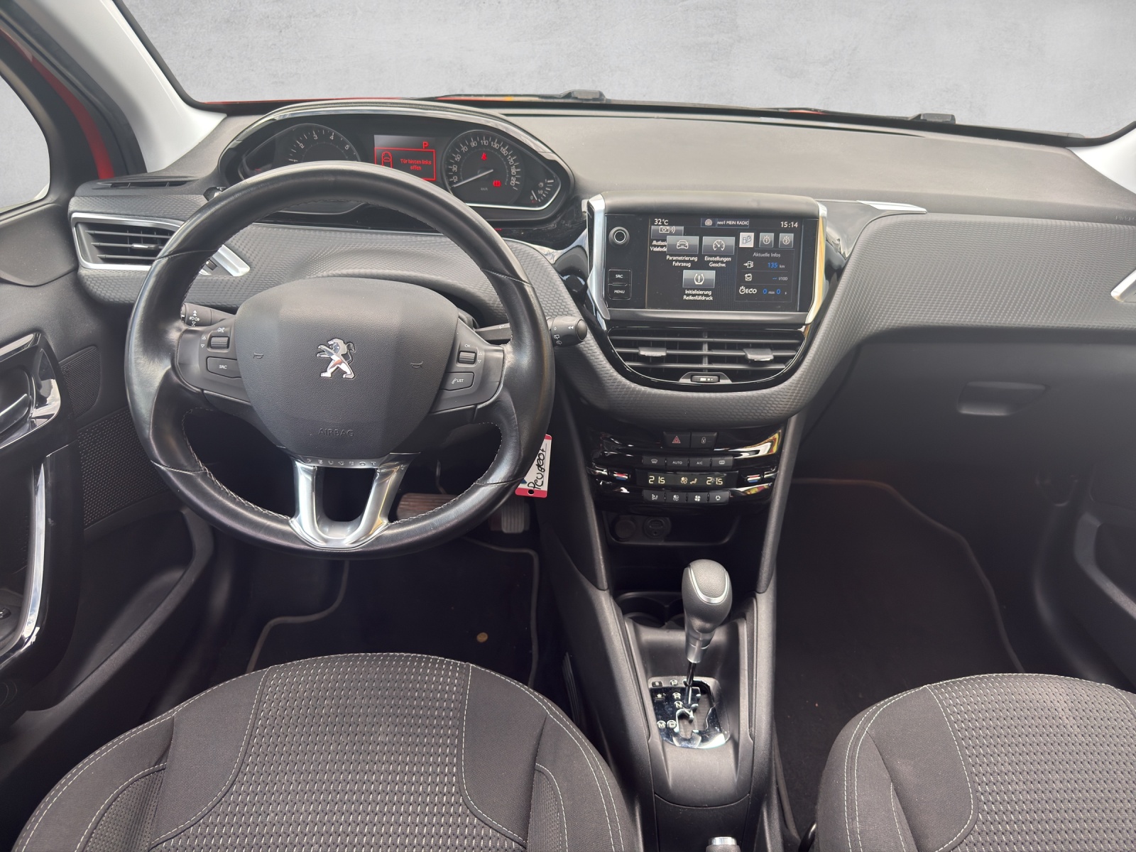 PEUGEOT 208 1.2 PureTech Allure EAT6-image-9