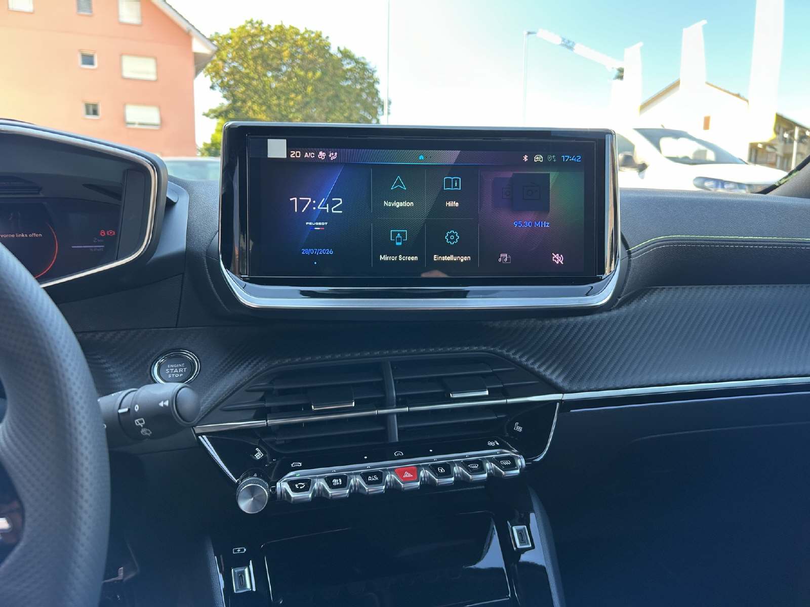 PEUGEOT 208 1.2 Hybrid 145 GT Exclusive-image-9