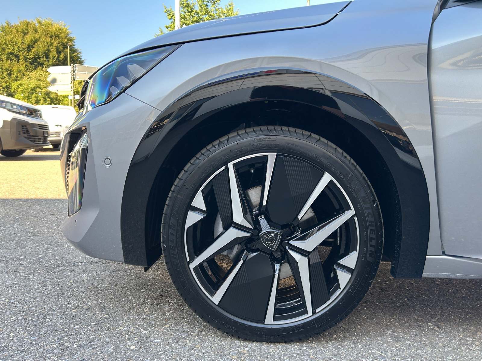 PEUGEOT 208 1.2 Hybrid 145 GT Exclusive-image-5