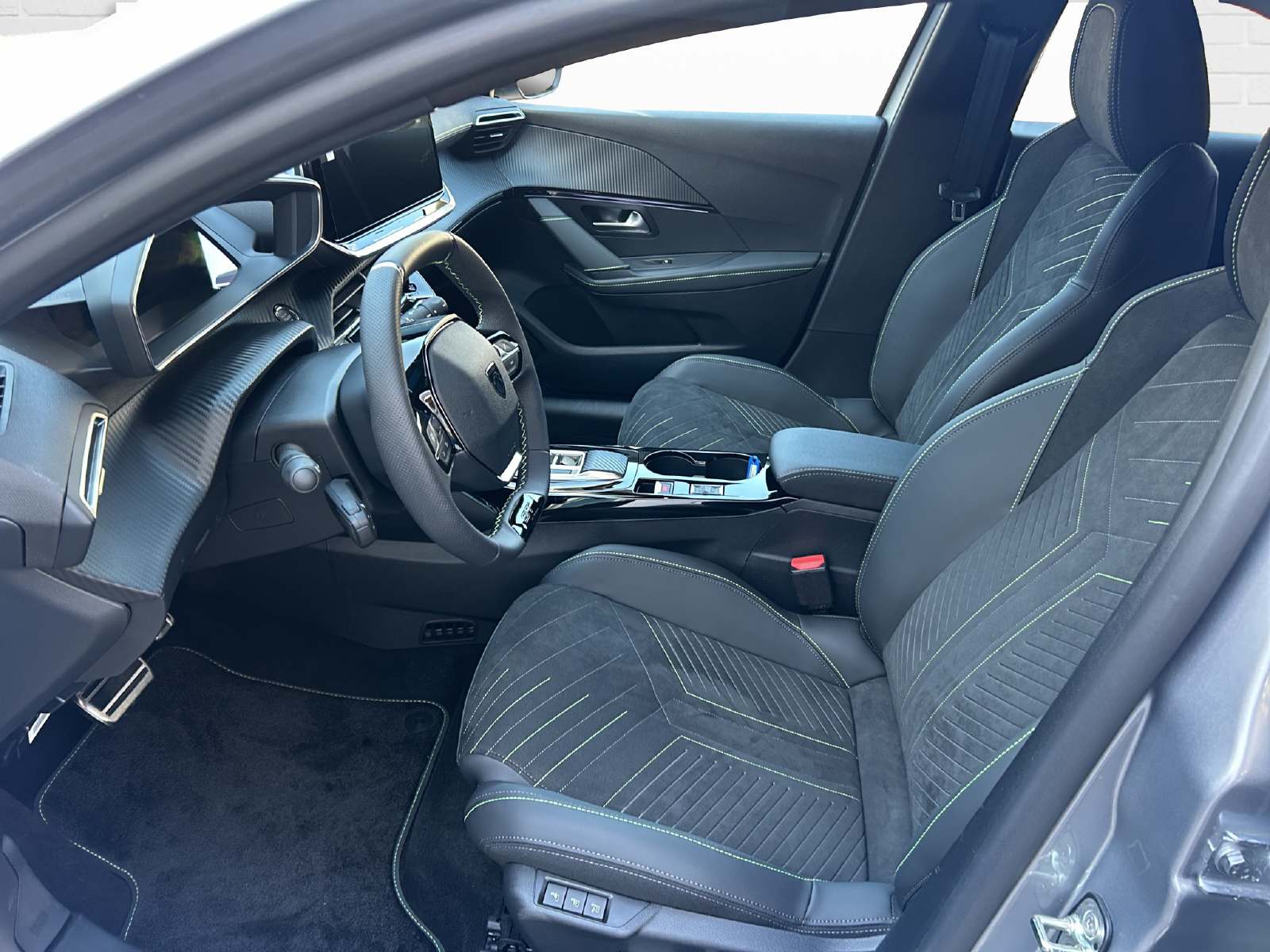 PEUGEOT 208 1.2 Hybrid 145 GT Exclusive-image-6