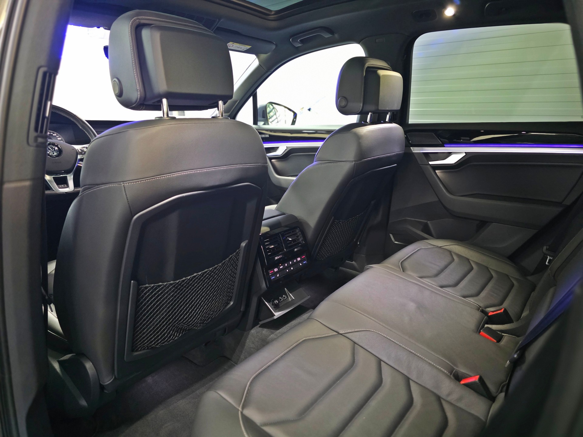 VW Touareg 3.0 TDI R Line Tiptronic-image-12