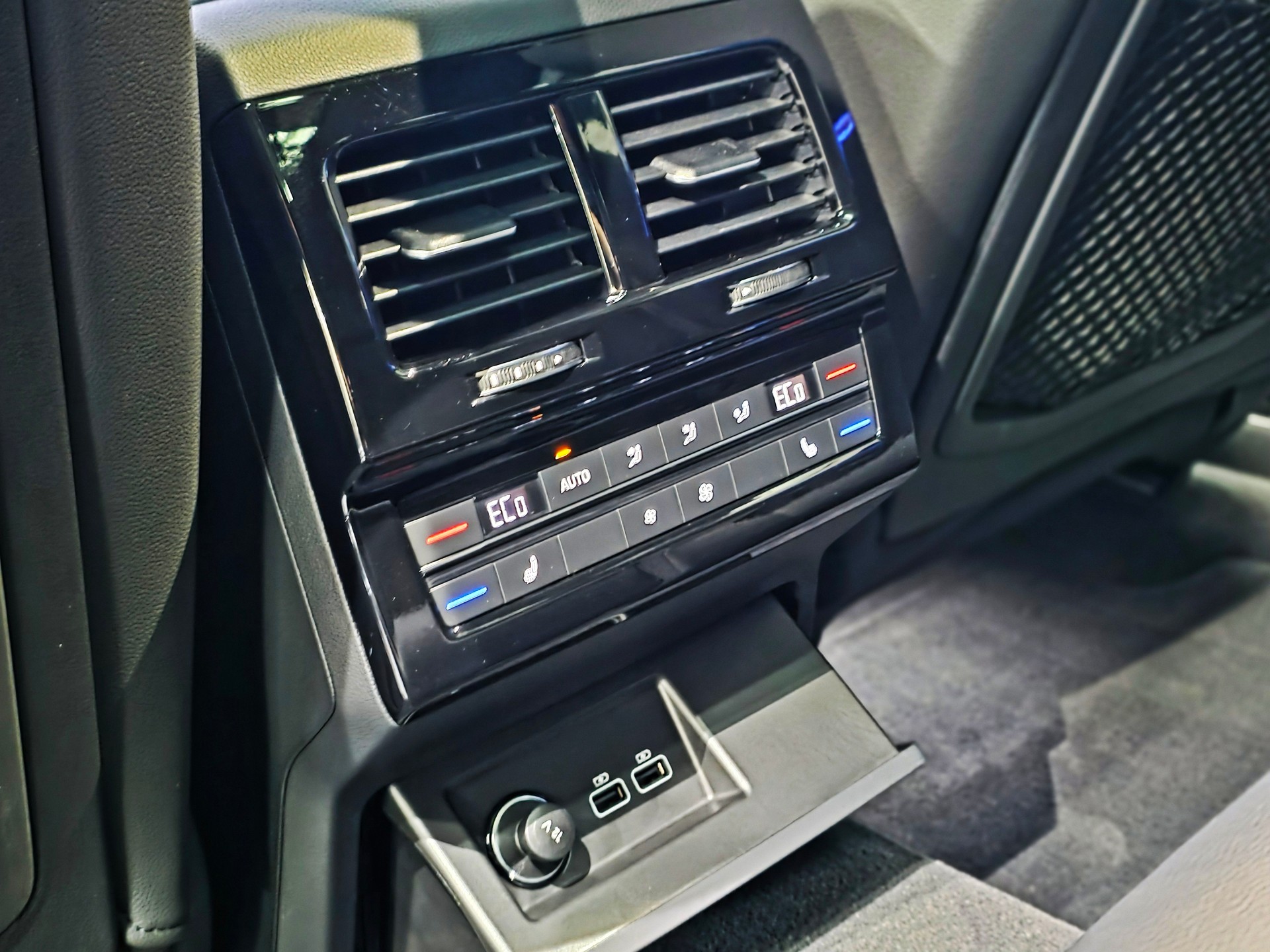 VW Touareg 3.0 TDI R Line Tiptronic-image-13