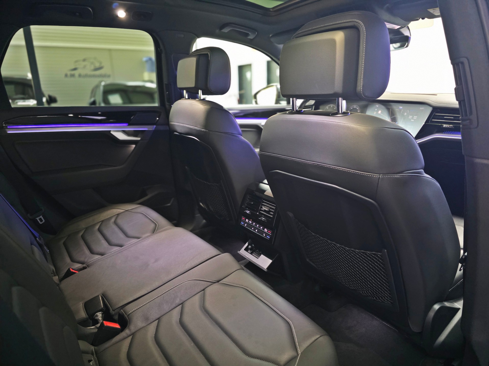 VW Touareg 3.0 TDI R Line Tiptronic-image-16