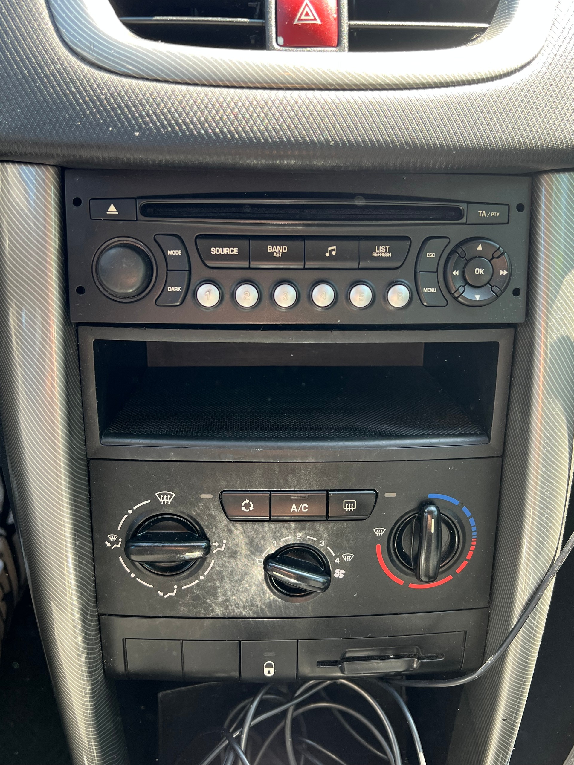 PEUGEOT 207 1.6 HDI XS-image-7