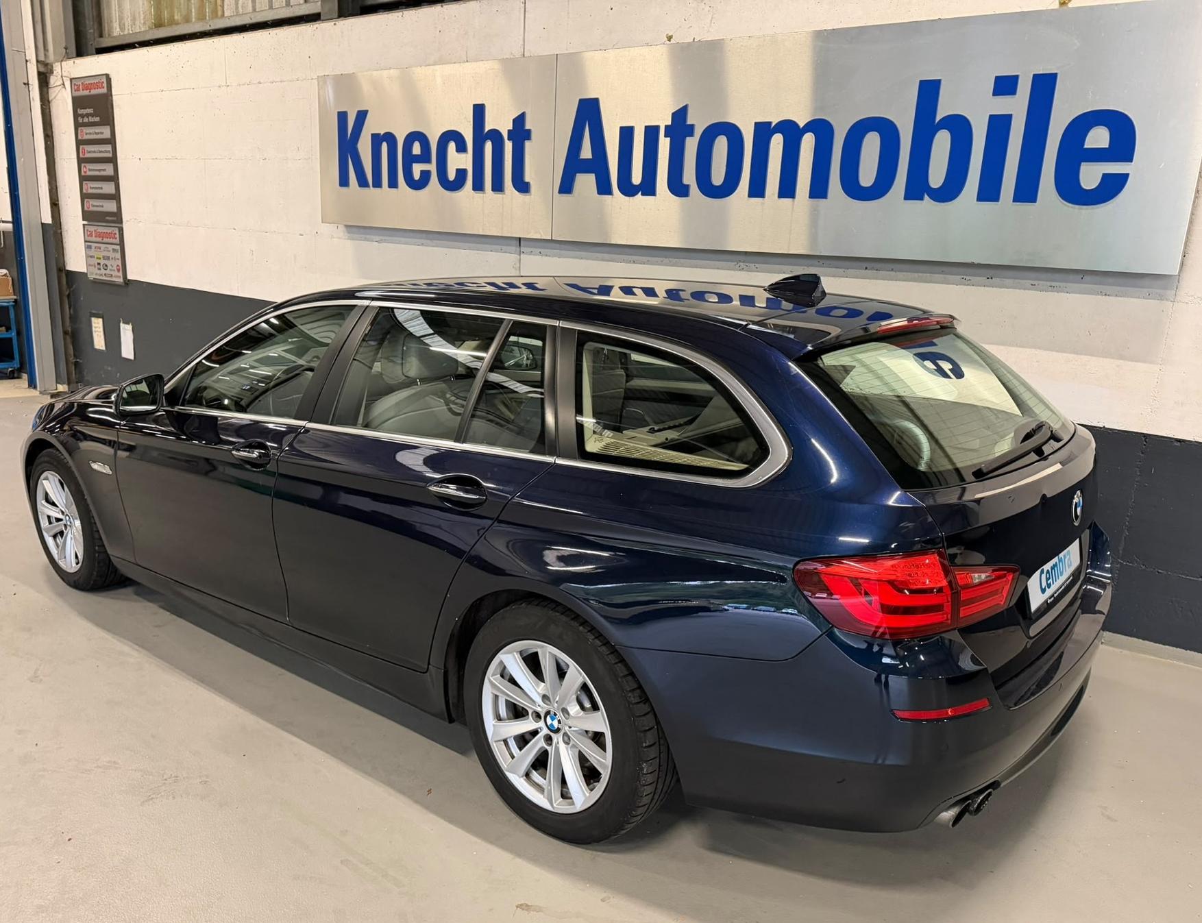 BMW 528i xDrive Touring-showroom-element-1