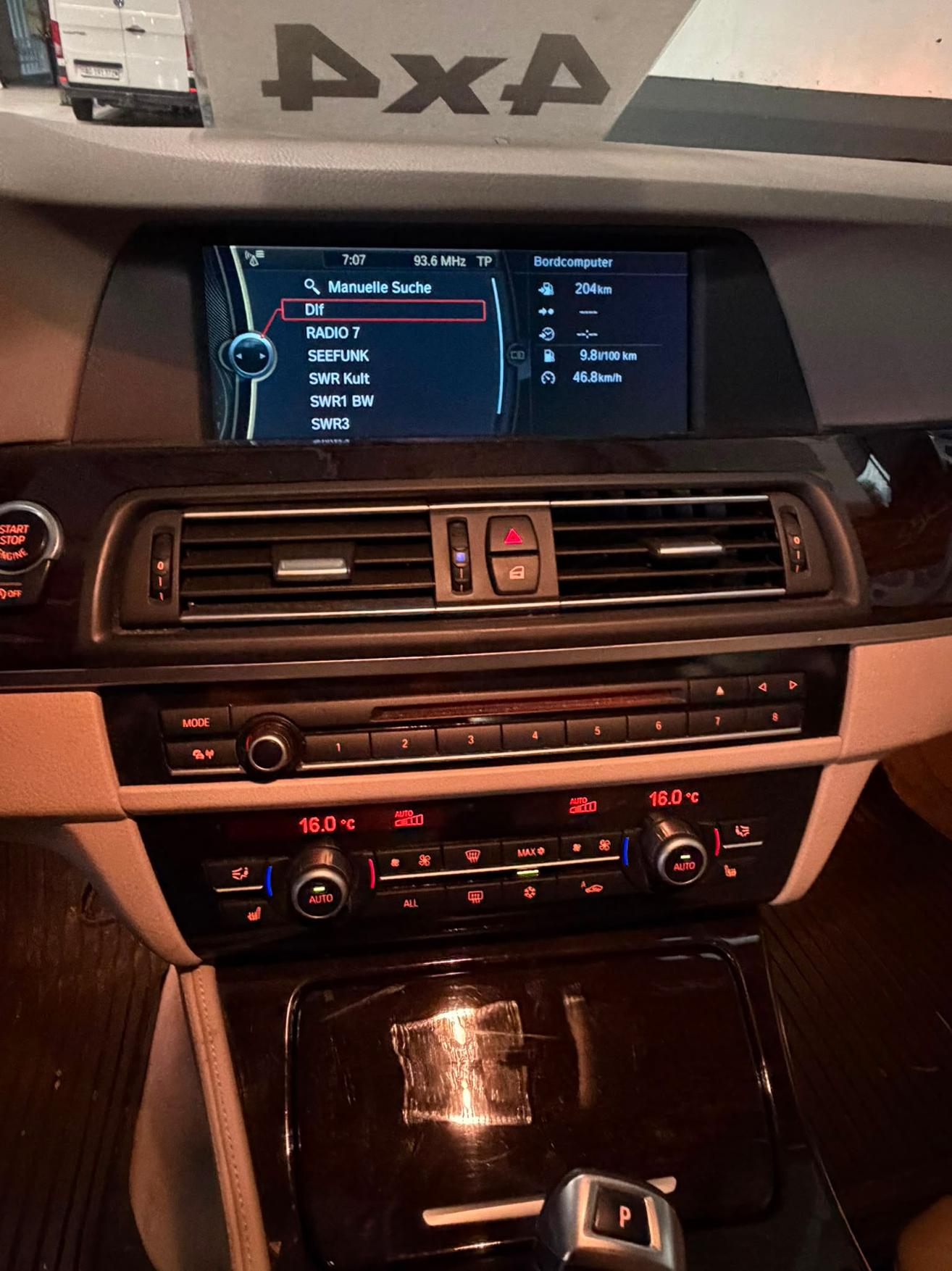 BMW 528i xDrive Touring-image-11