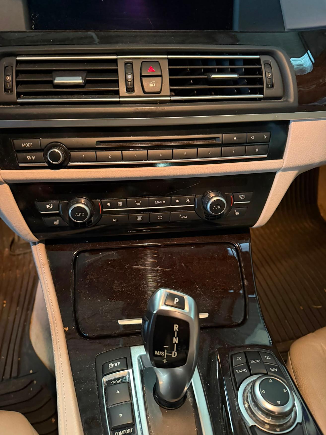 BMW 528i xDrive Touring-image-12