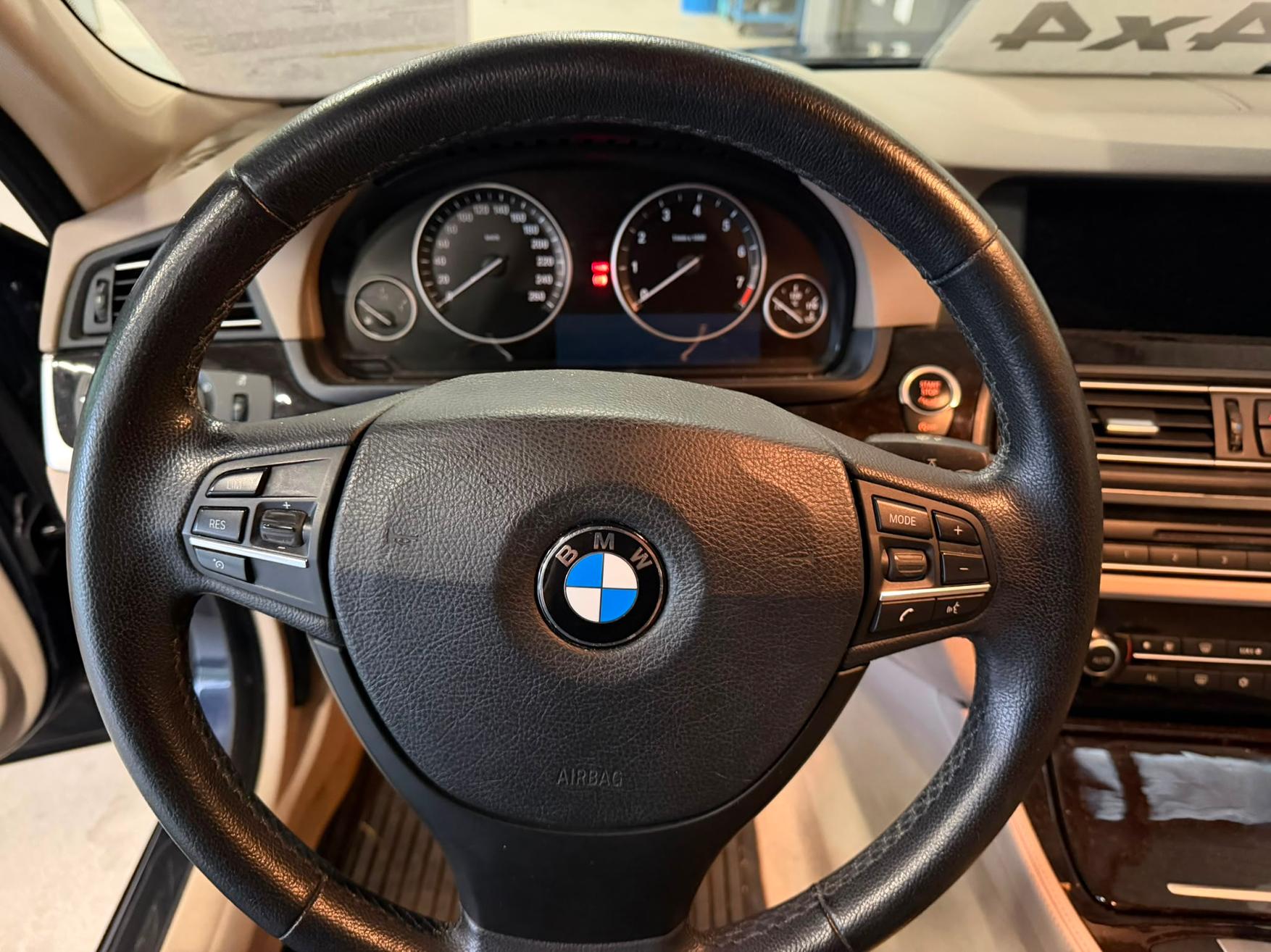 BMW 528i xDrive Touring-image-7
