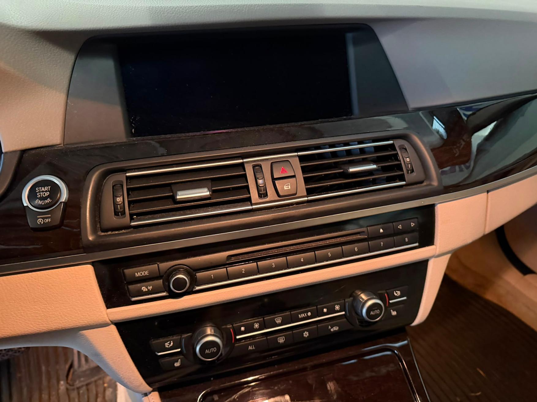 BMW 528i xDrive Touring-image-10