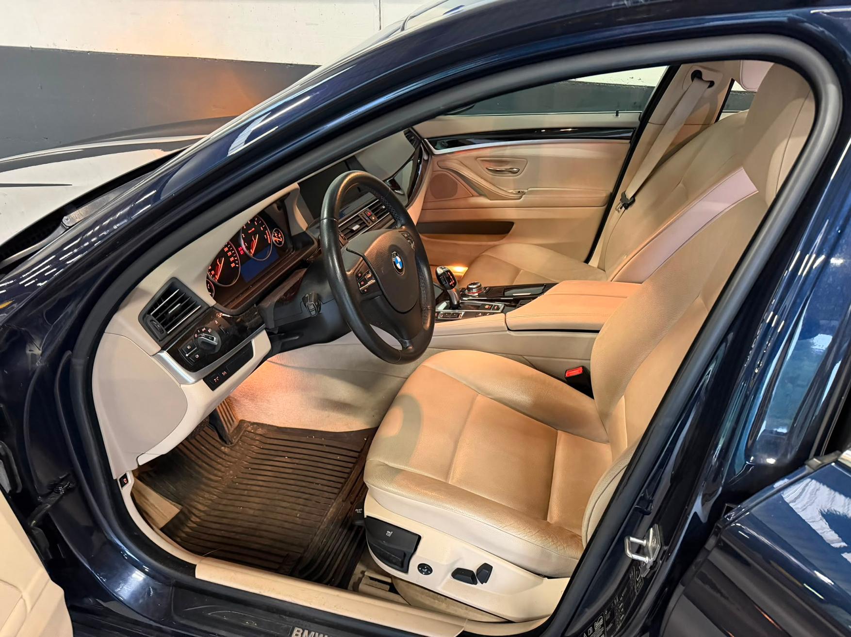 BMW 528i xDrive Touring-showroom-element-3