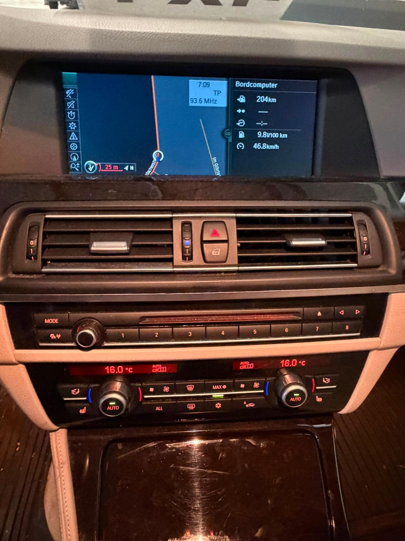 BMW 528i xDrive Touring-image-9