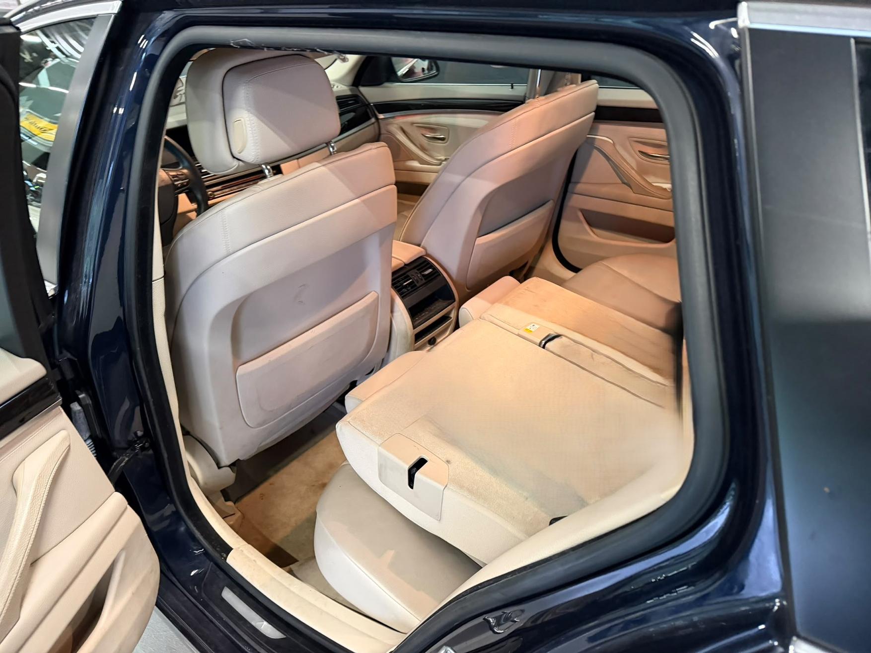 BMW 528i xDrive Touring-showroom-element-2