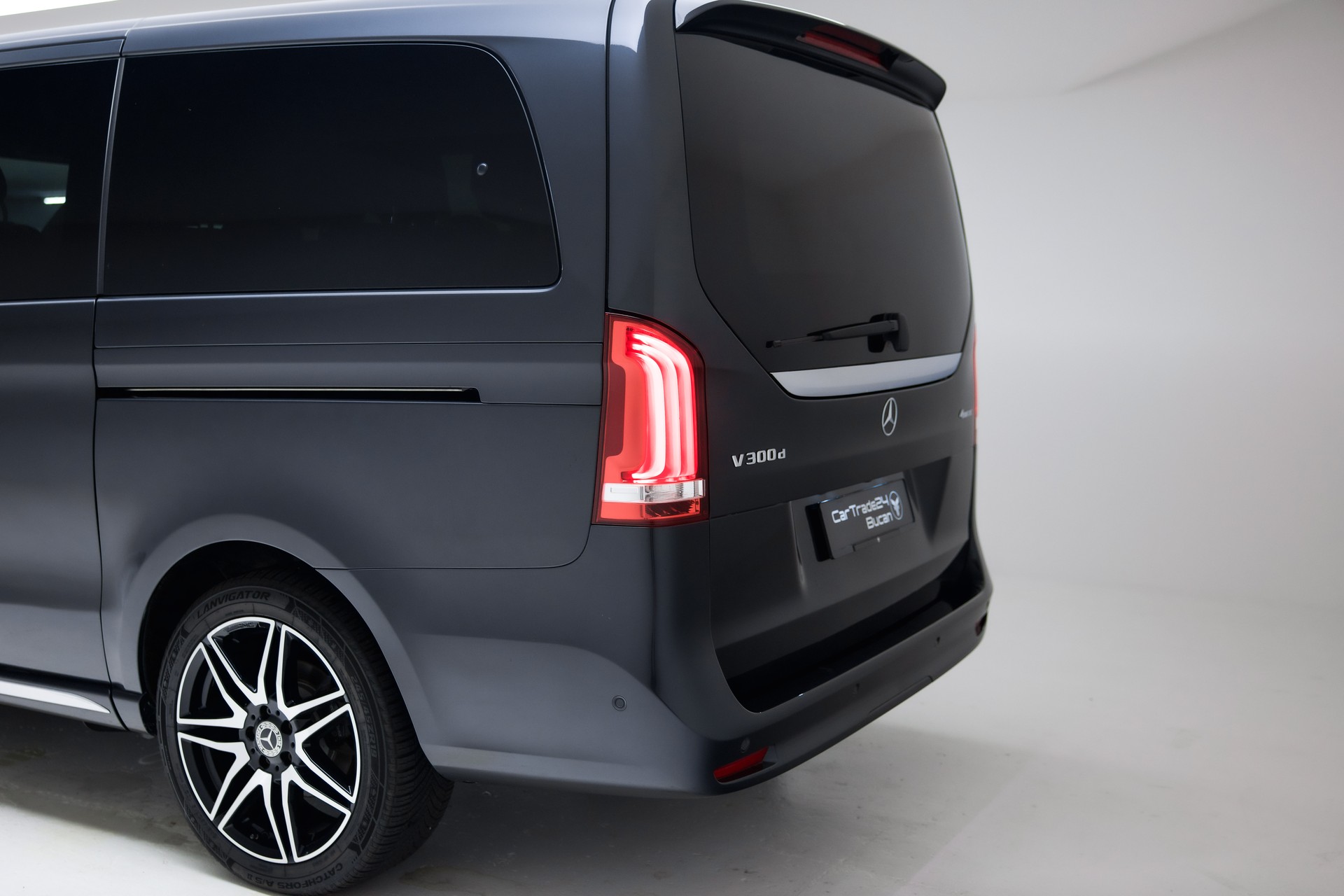 MERCEDES-BENZ V 300 d lang Avantgarde 4Matic 9G-Tronic-image-16