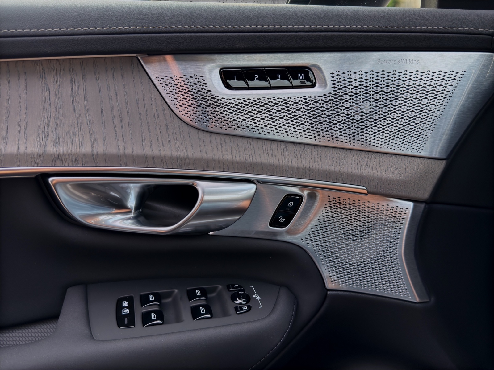 VOLVO XC90 T8 eAWD PluginHybrid Ultra Dark Geartronic-image-11
