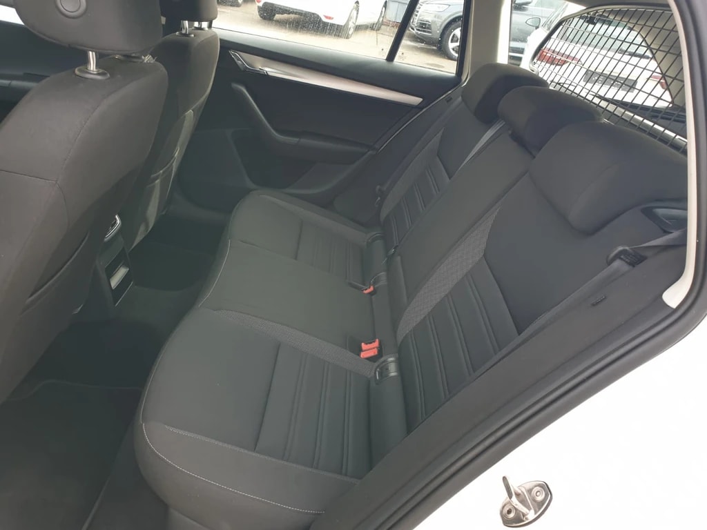 SKODA Octavia Combi 1.6 TDI Clever 4x4 ** ** Gr-Navi ** Sitzheizung ** Abstandsregelsysteme ** Frisch Ab MFK & Service **-image-10