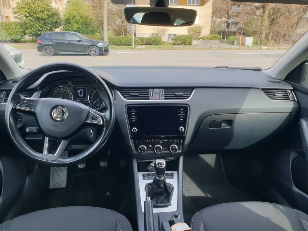 SKODA Octavia Combi 1.6 TDI Clever 4x4 ** ** Gr-Navi ** Sitzheizung ** Abstandsregelsysteme ** Frisch Ab MFK & Service **-image-8