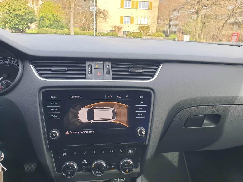 SKODA Octavia Combi 1.6 TDI Clever 4x4 ** ** Gr-Navi ** Sitzheizung ** Abstandsregelsysteme ** Frisch Ab MFK & Service **-image-7