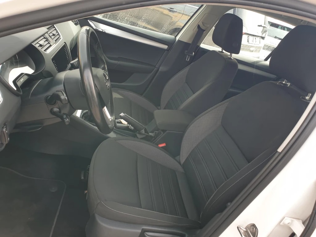 SKODA Octavia Combi 1.6 TDI Clever 4x4 ** ** Gr-Navi ** Sitzheizung ** Abstandsregelsysteme ** Frisch Ab MFK & Service **-image-9