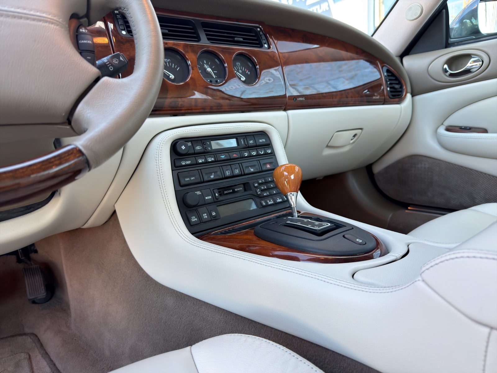JAGUAR XK8-image-10