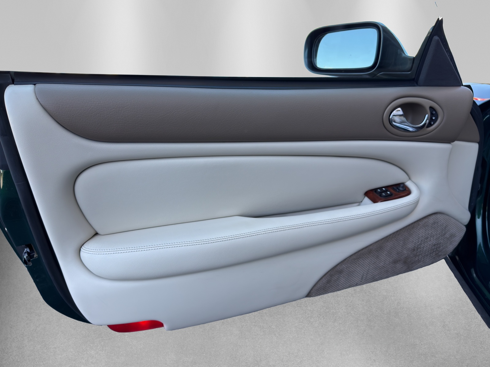 JAGUAR XK8-image-7