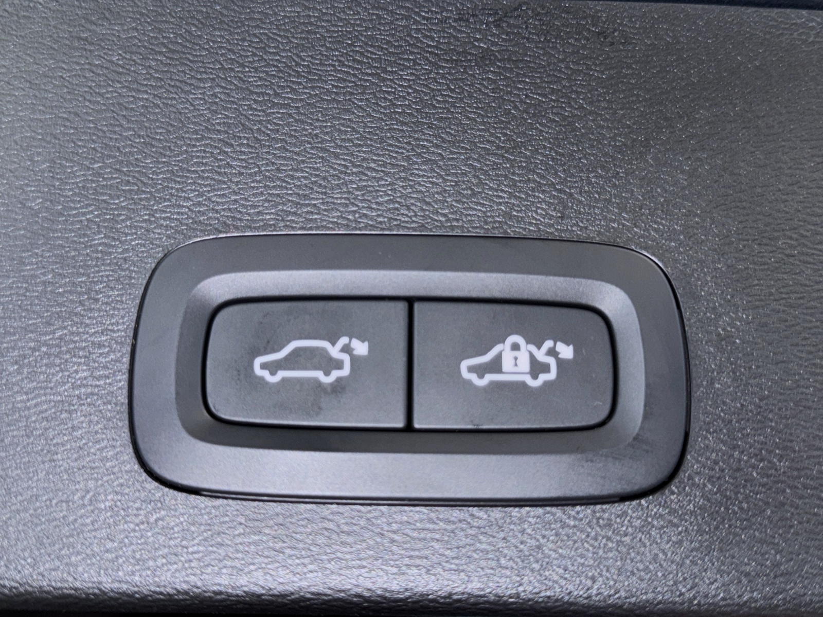 VOLVO XC40 2.0 B3 MH Plus Dark-image-15