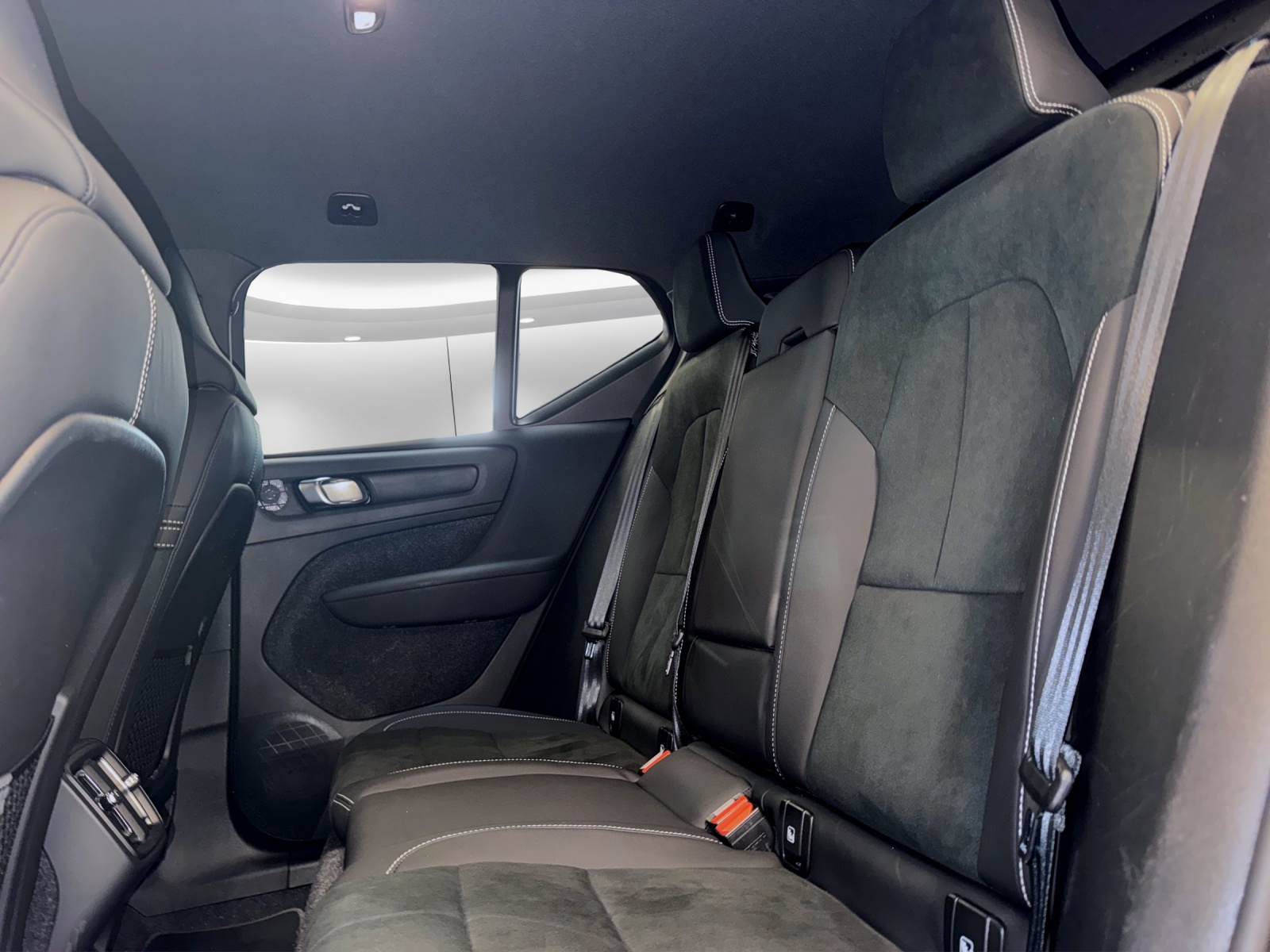 VOLVO XC40 2.0 B3 MH Plus Dark-image-8
