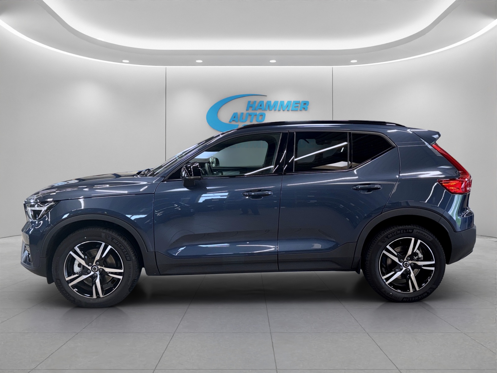 VOLVO XC40 2.0 B3 MH Plus Dark-image-4