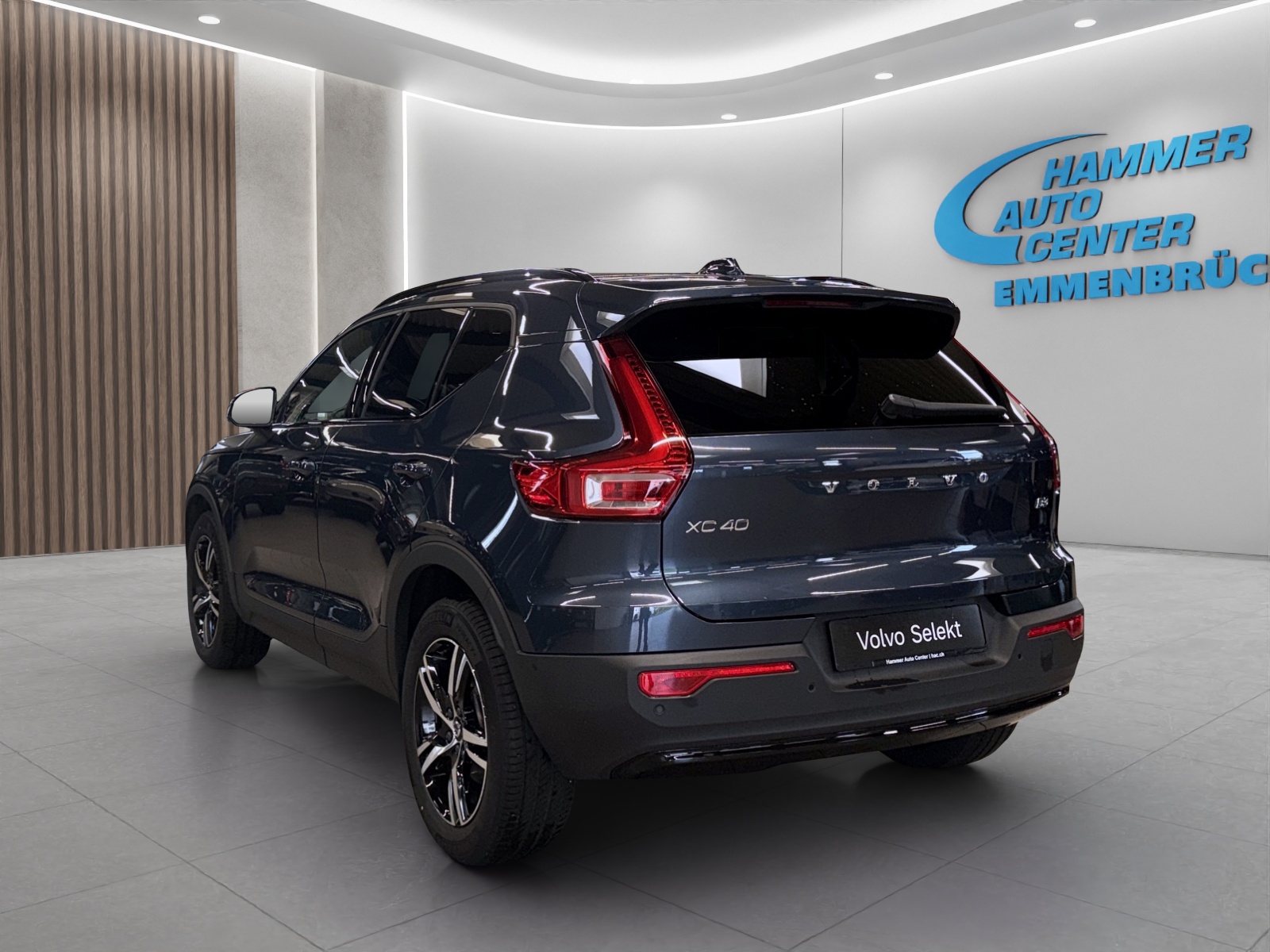 VOLVO XC40 2.0 B3 MH Plus Dark-image-1