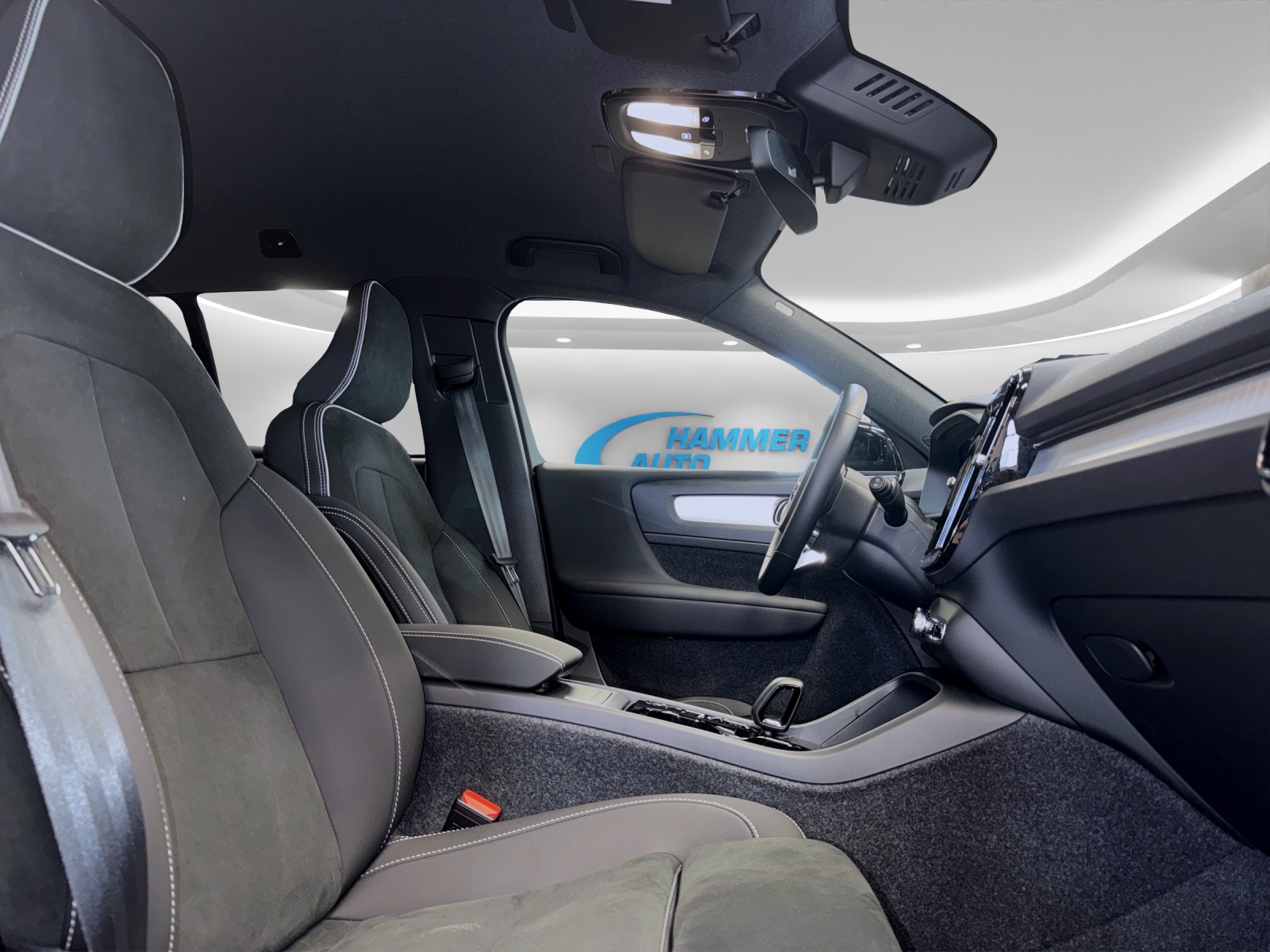 VOLVO XC40 2.0 B3 MH Plus Dark-image-6
