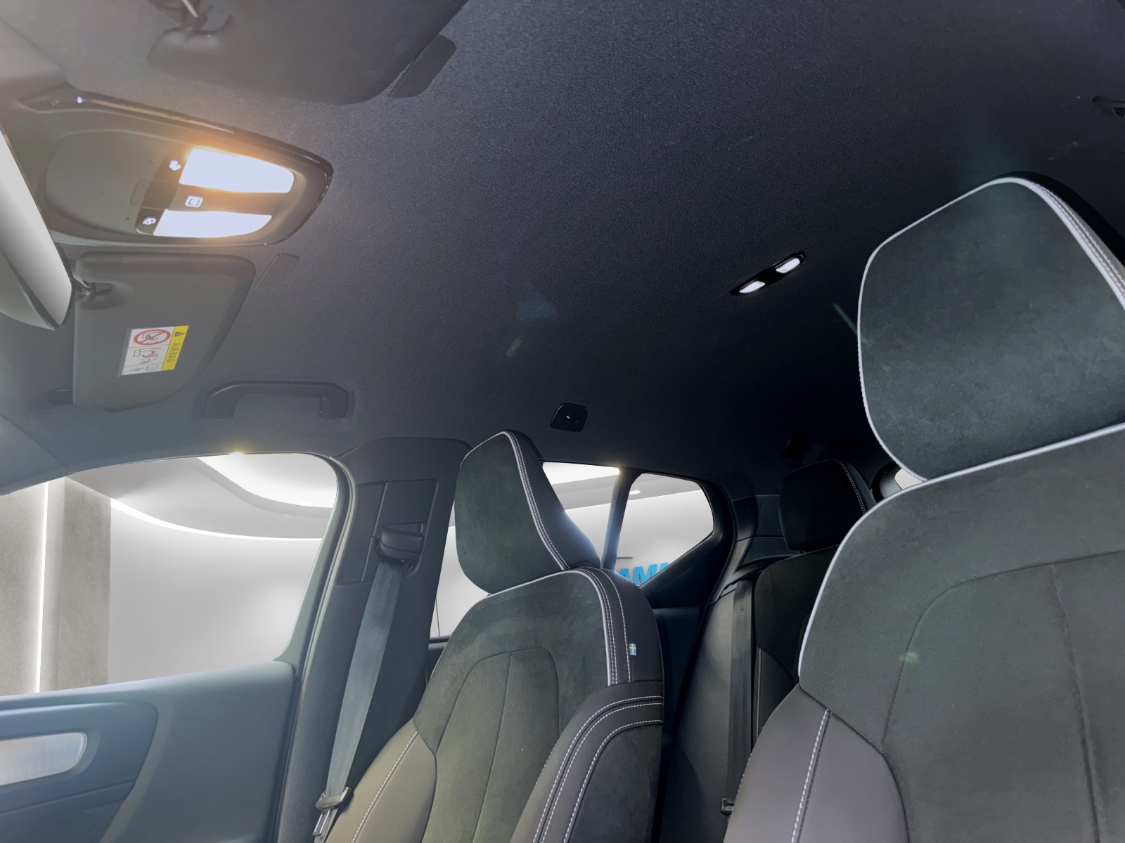 VOLVO XC40 2.0 B3 MH Plus Dark-image-10