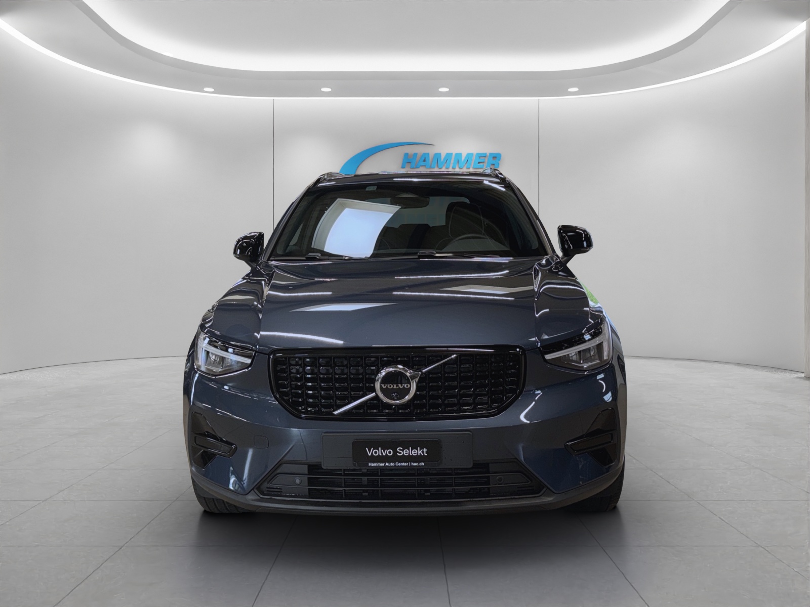 VOLVO XC40 2.0 B3 MH Plus Dark-image-2
