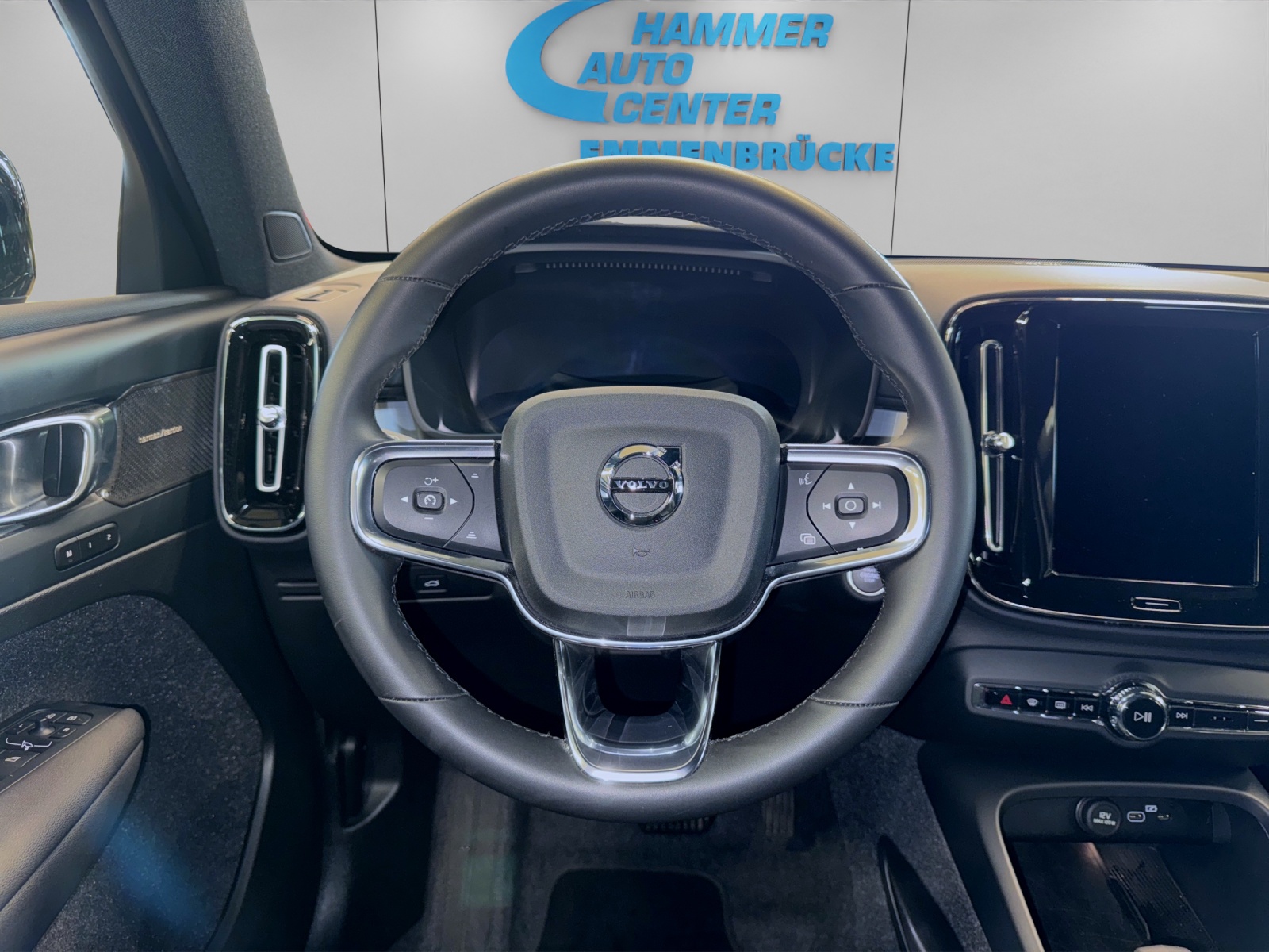VOLVO XC40 2.0 B3 MH Plus Dark-image-11
