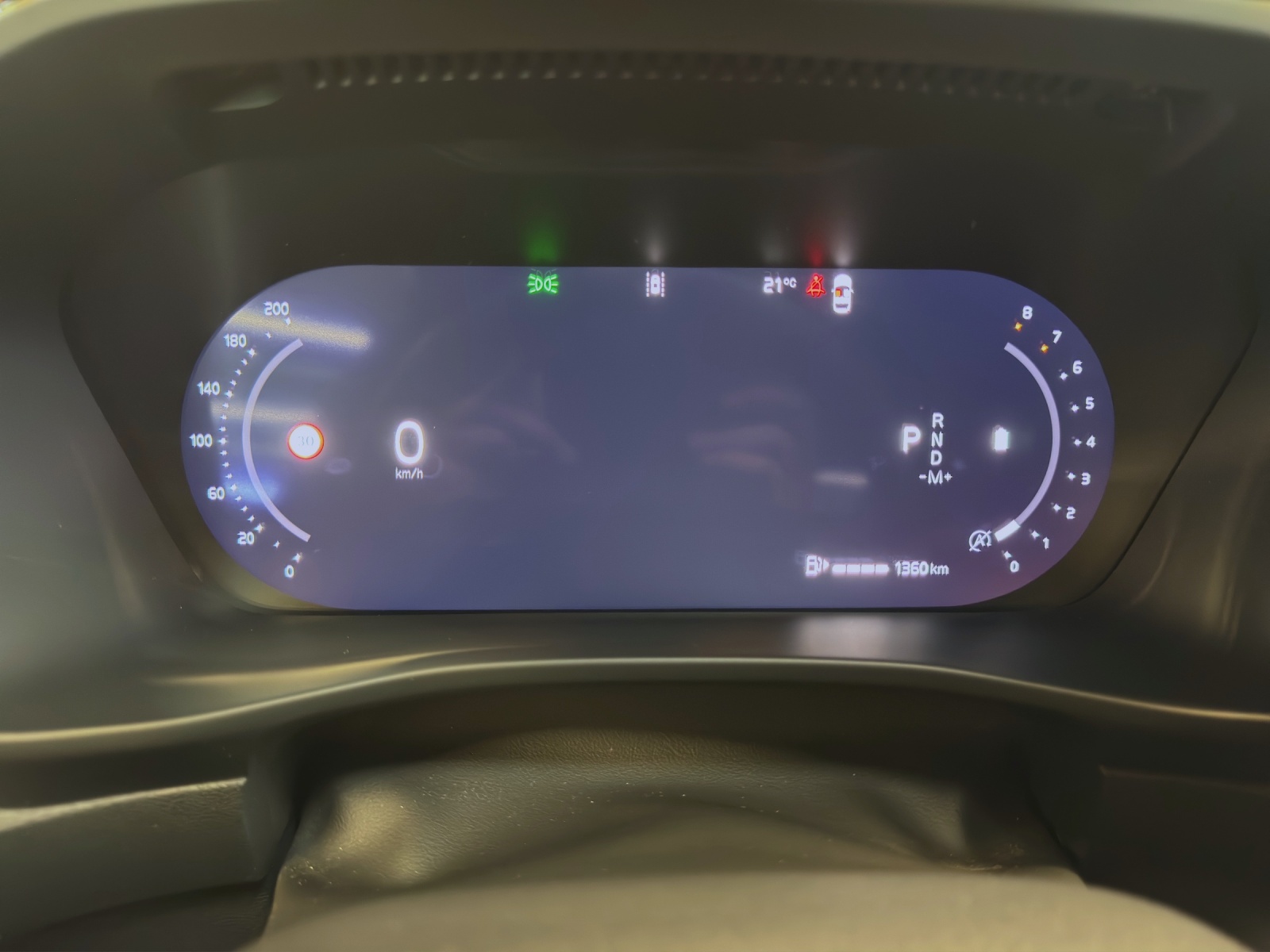 VOLVO XC40 2.0 B3 MH Plus Dark-image-14