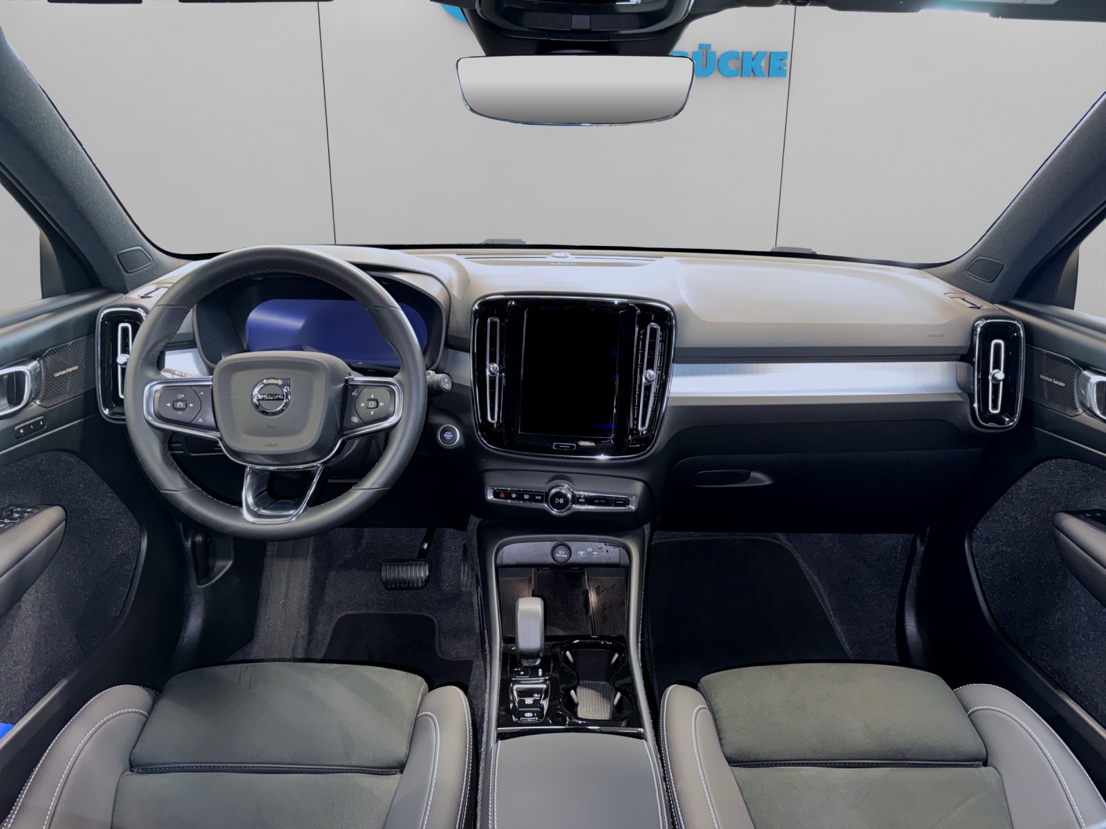 VOLVO XC40 2.0 B3 MH Plus Dark-image-3