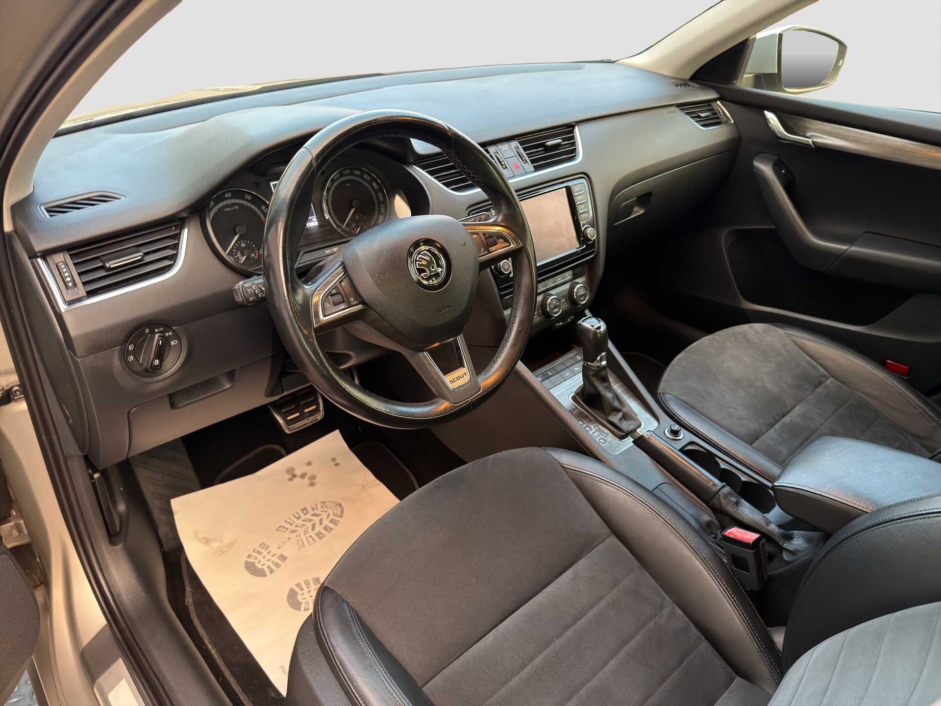 SKODA Octavia Combi 1.8 TSI Scout 4x4 DSG-image-11