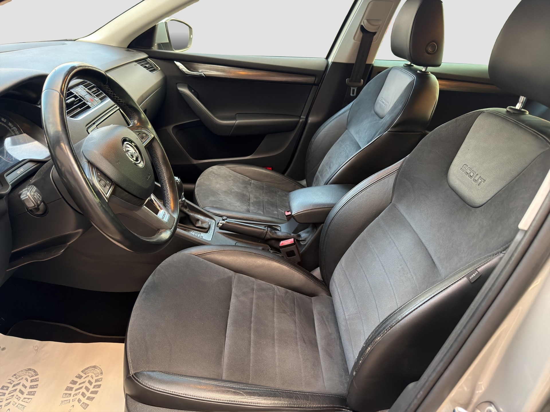 SKODA Octavia Combi 1.8 TSI Scout 4x4 DSG-image-8